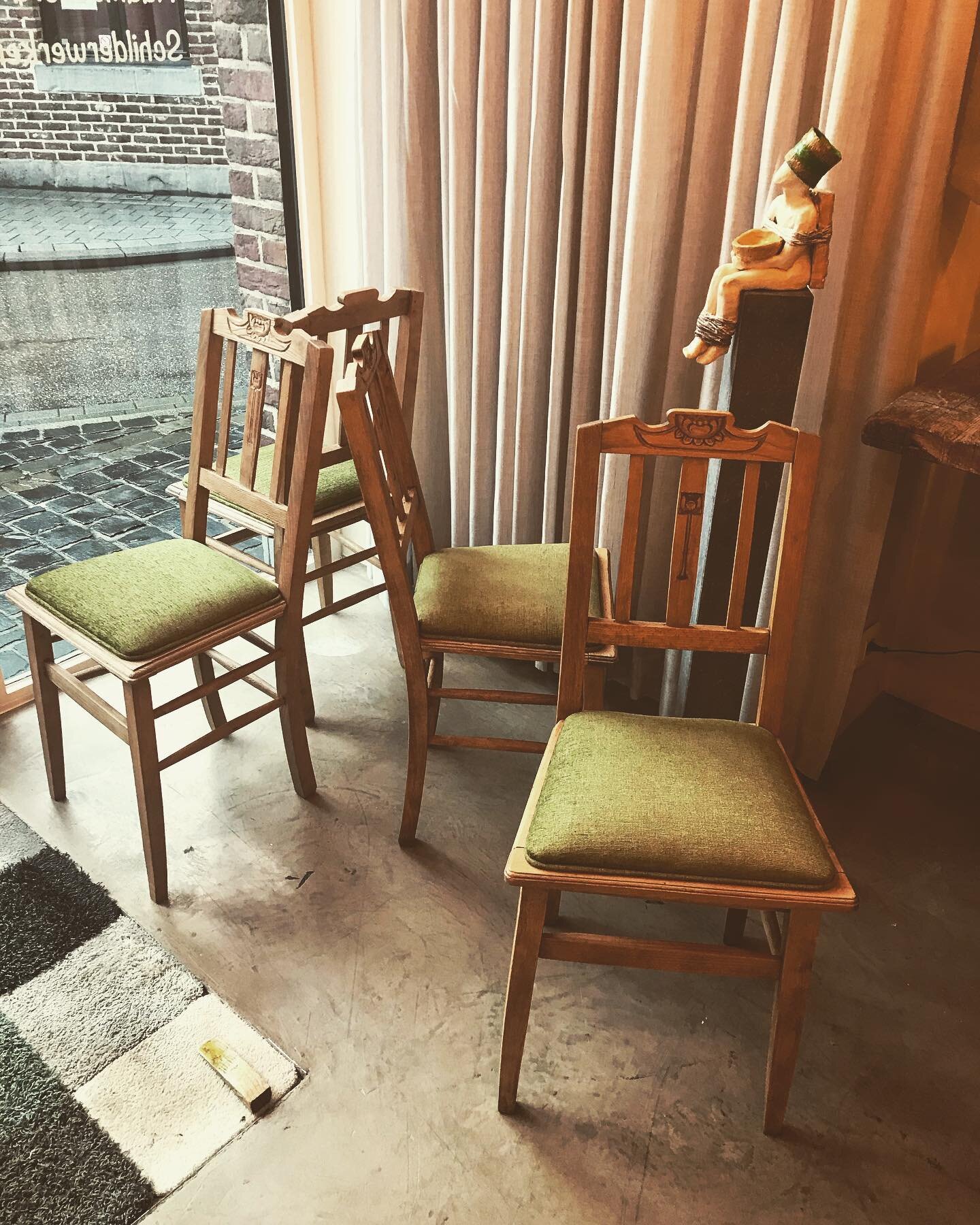 #atelierlinesse #zandstralen #stofferen #decoratie #upholsterer #upholsteredchair #drapery #greenfabric #easyclean #keramiekkunst #ceramicart #kalkverf #rainyday