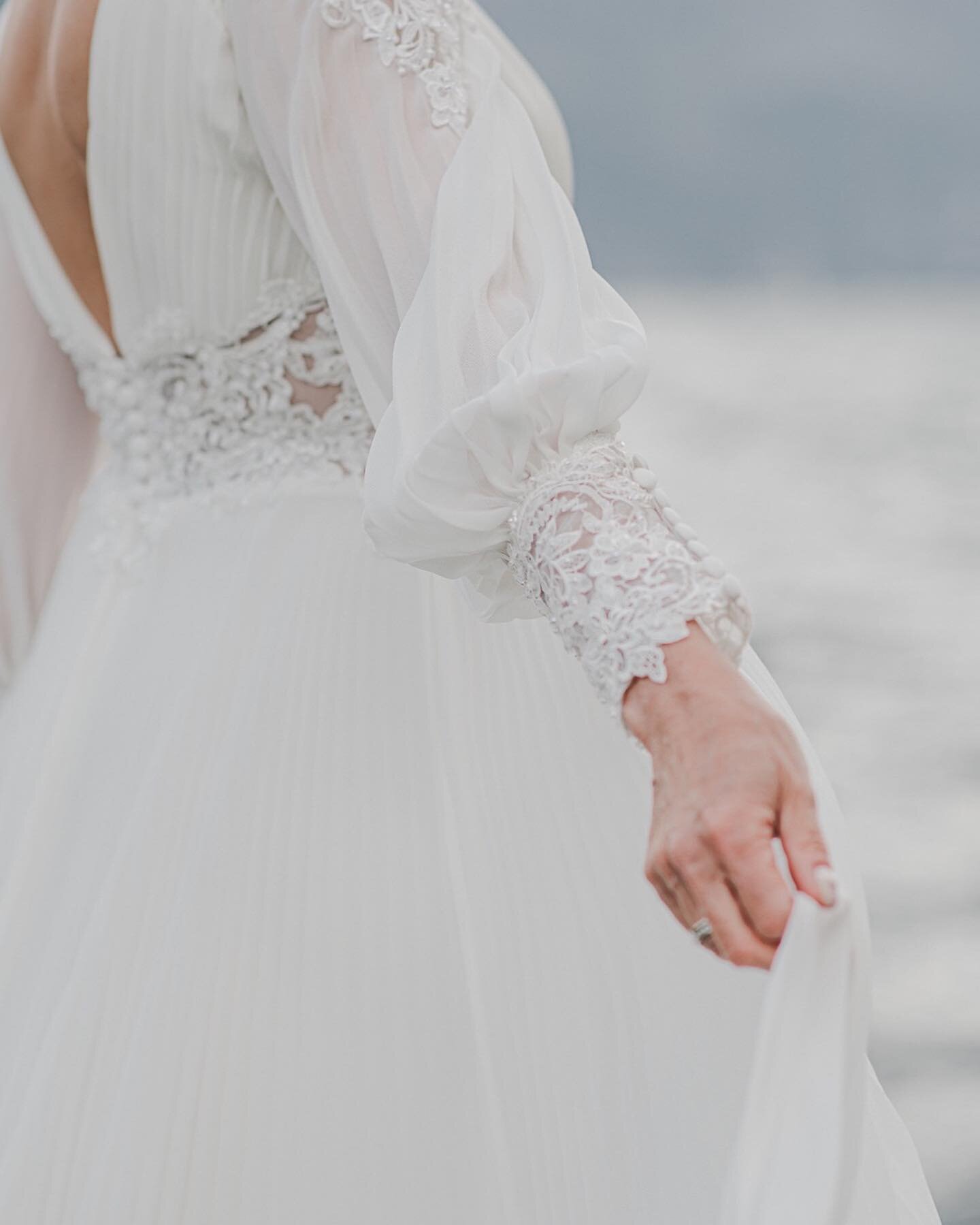 Is all about details ✨
.
.
Con e grazie come sempre a @giovanna_aprili ❣️
.
.
#rivadelgardawedding #bridedress #weddingdetails #veronaphotographer