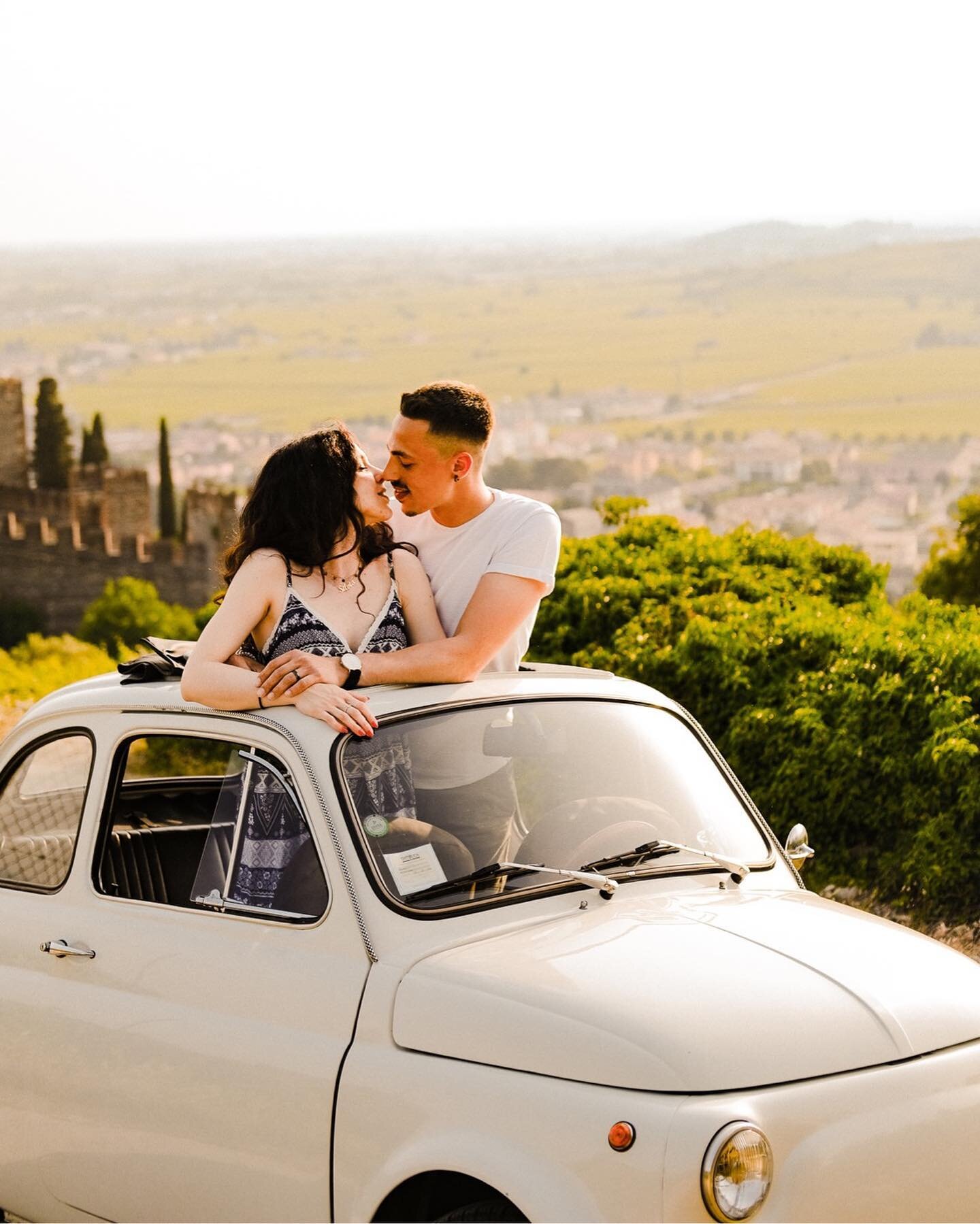 With a vintage touch ✨
.
.
.
#photography #couplegoals #deatinationphotography #autenticlovemag #muchlove #proposalideas #fiat500