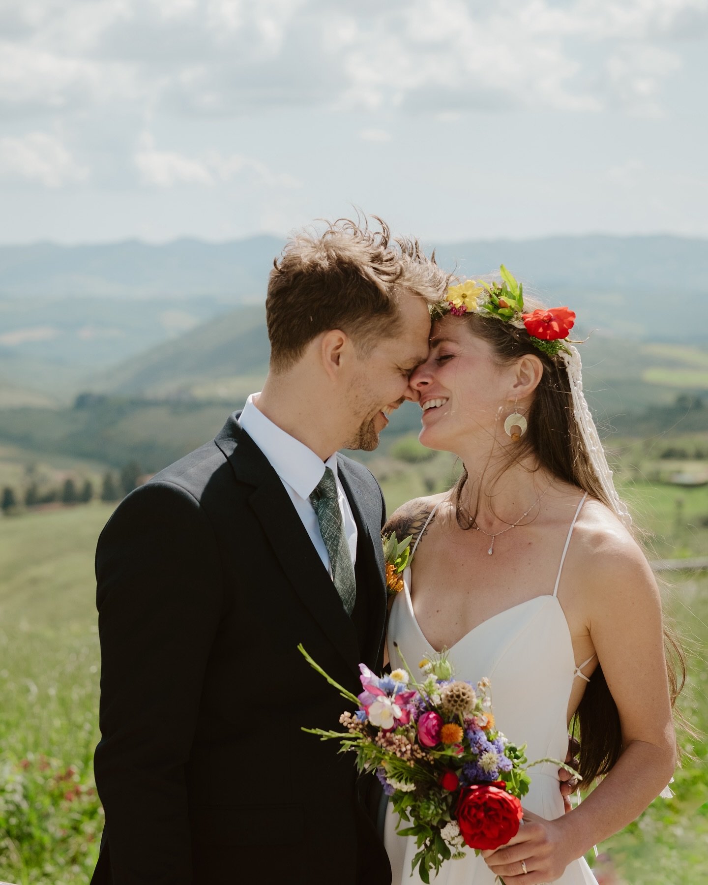 Wild soul, wild love 💐
The energy between these two, the love and thousands kilometres done to tie the knot surrounded by Tuscany landscape. 🌾

Tuscany Weddings 
Destination Photographer
Wild spirit 

#weddingtuscanyphotographer #destinationphotogr