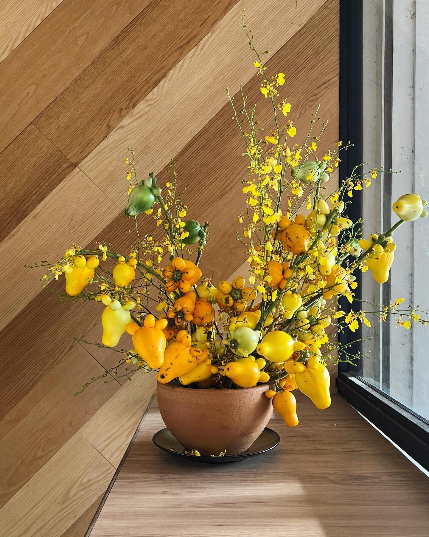 Sharing this beautiful lunar new year arrangement by @whim_and_prayer. 💛

Head to their IG to commission your own bespoke floral arrangement.

On a side note. We&rsquo;ll be taking a short break during the CNY period. 

Close: 21-26 Jan
Business as 