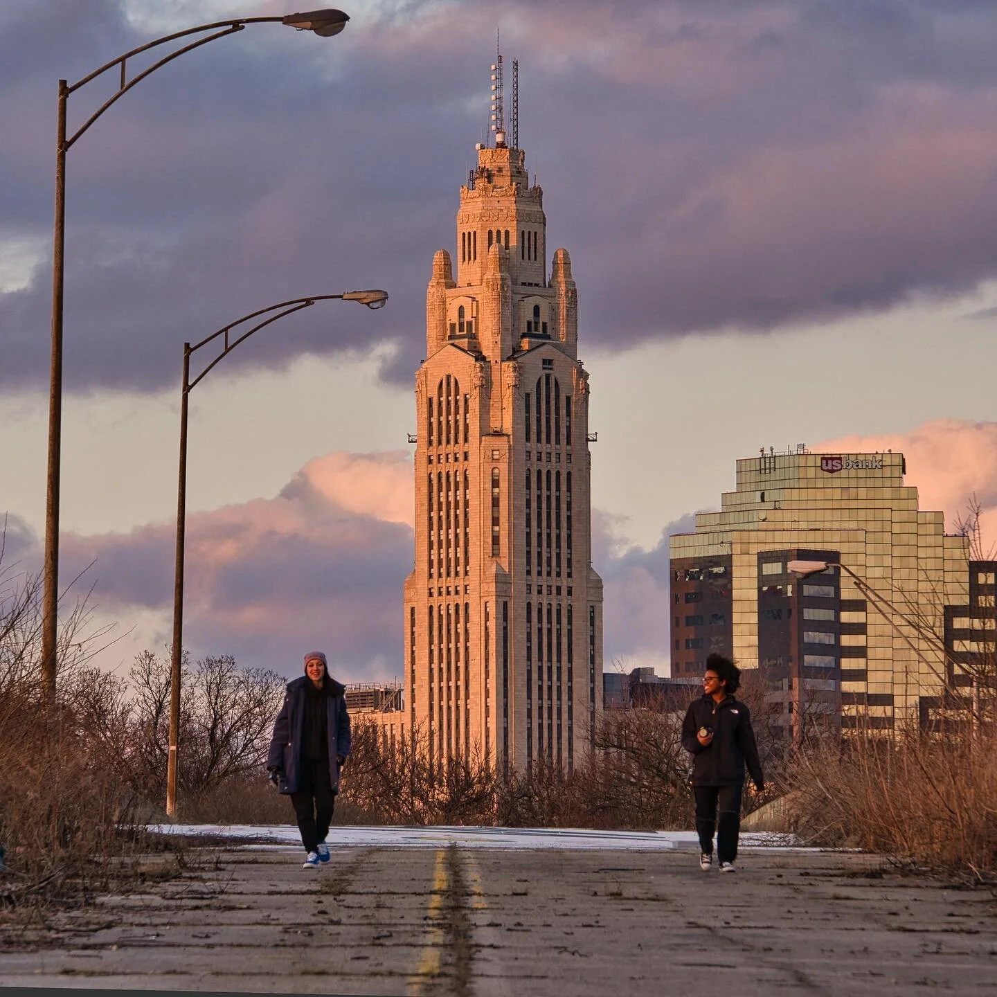 Today had some early spring vibes! Can&rsquo;t wait to get out for some photography in the warmer weather. Special thanks to these ladies for agreeing to be in my photo. #columbusphotographer #cbus #sonyalpha #getoutside #cityscape #levequetower 

Re
