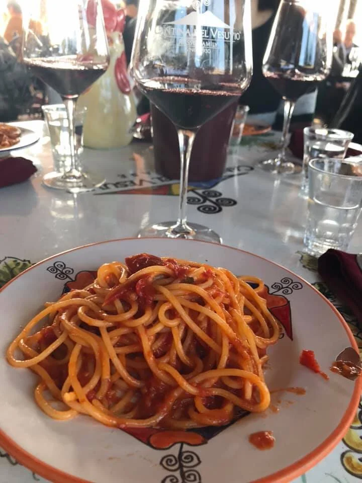 Vinprovning av Lacrima Cristi med hemlagad spaghetti på vingården Le Cantine del Vesuvio