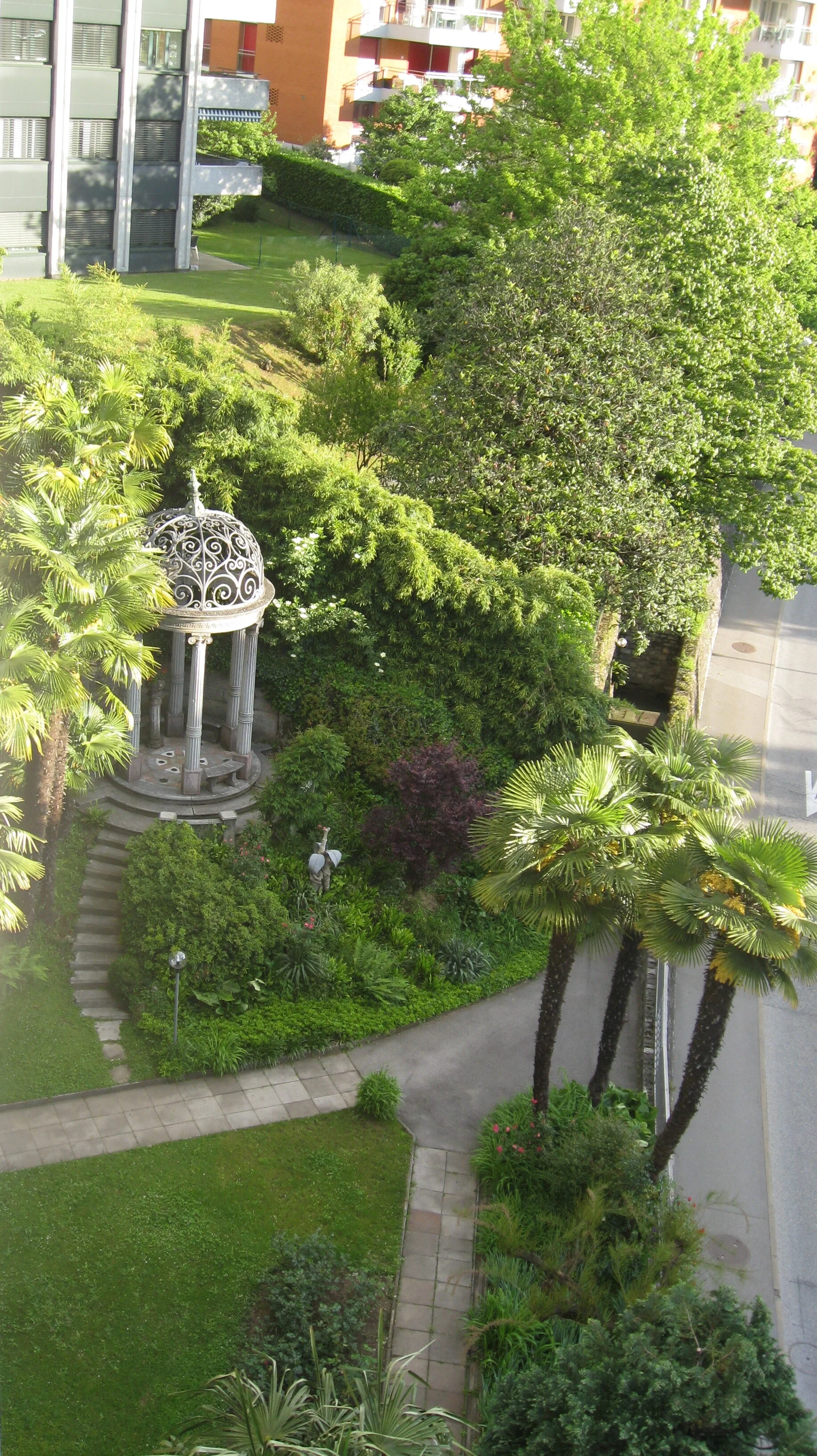 Del av parken som omger klosterboendet 