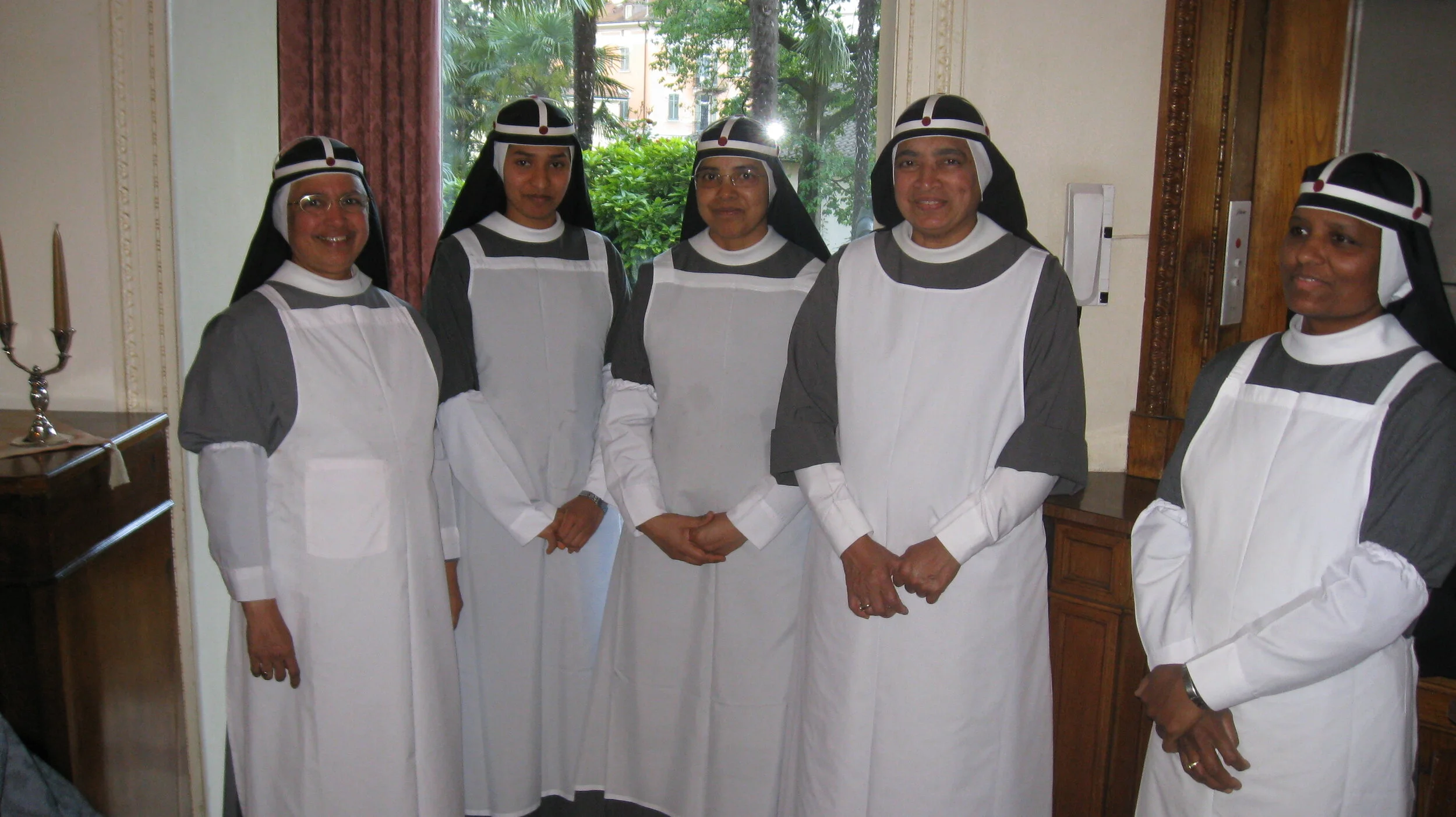 Välkomnande Birgittasystrar i gästhemmets matsal 