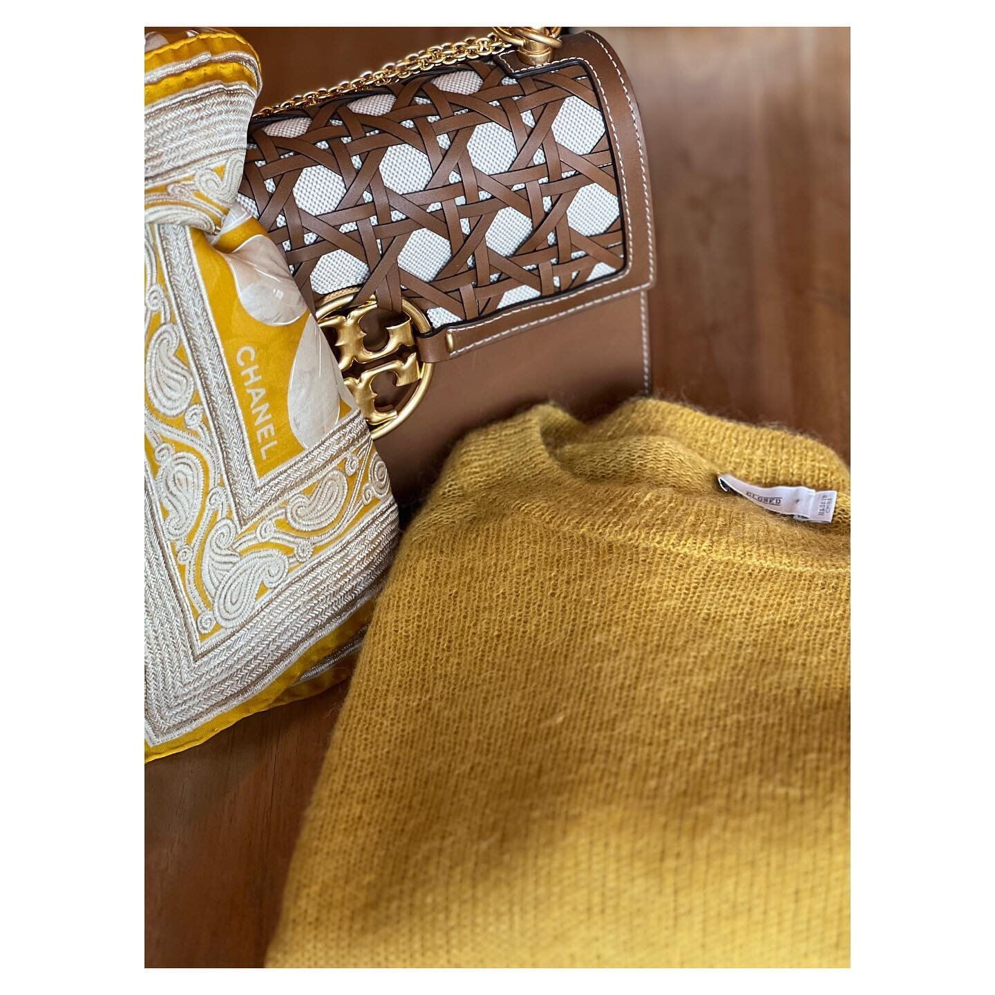 spring moments&hellip;

beautiful treasures

scarf &sdot; chanel
bag &sdot; tory burch
knit &sdot; closed

#lieblingsst&uuml;ck #spring #inspiration #chanel #toryburch #closed  #secondseason #conceptstore #fashiondesigner #treasure #fashion #sustaina