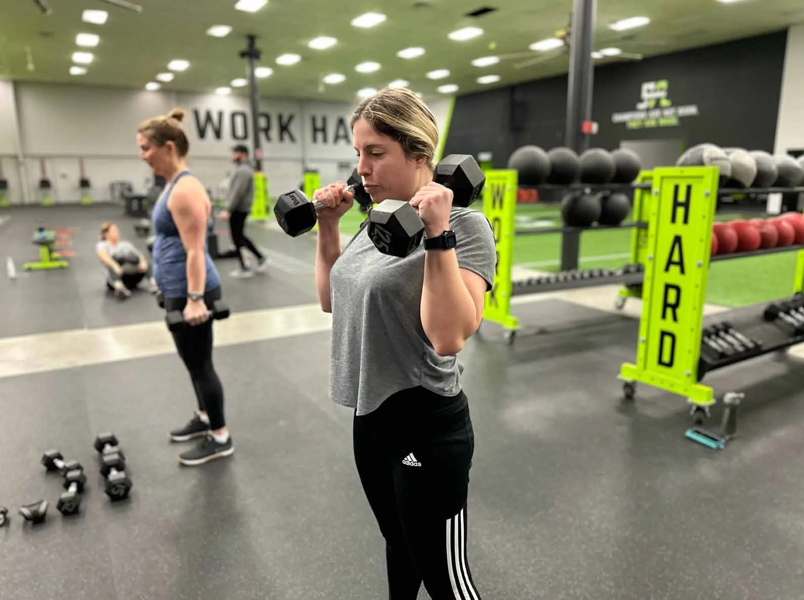 Group training bicep curls for strength and weight loss