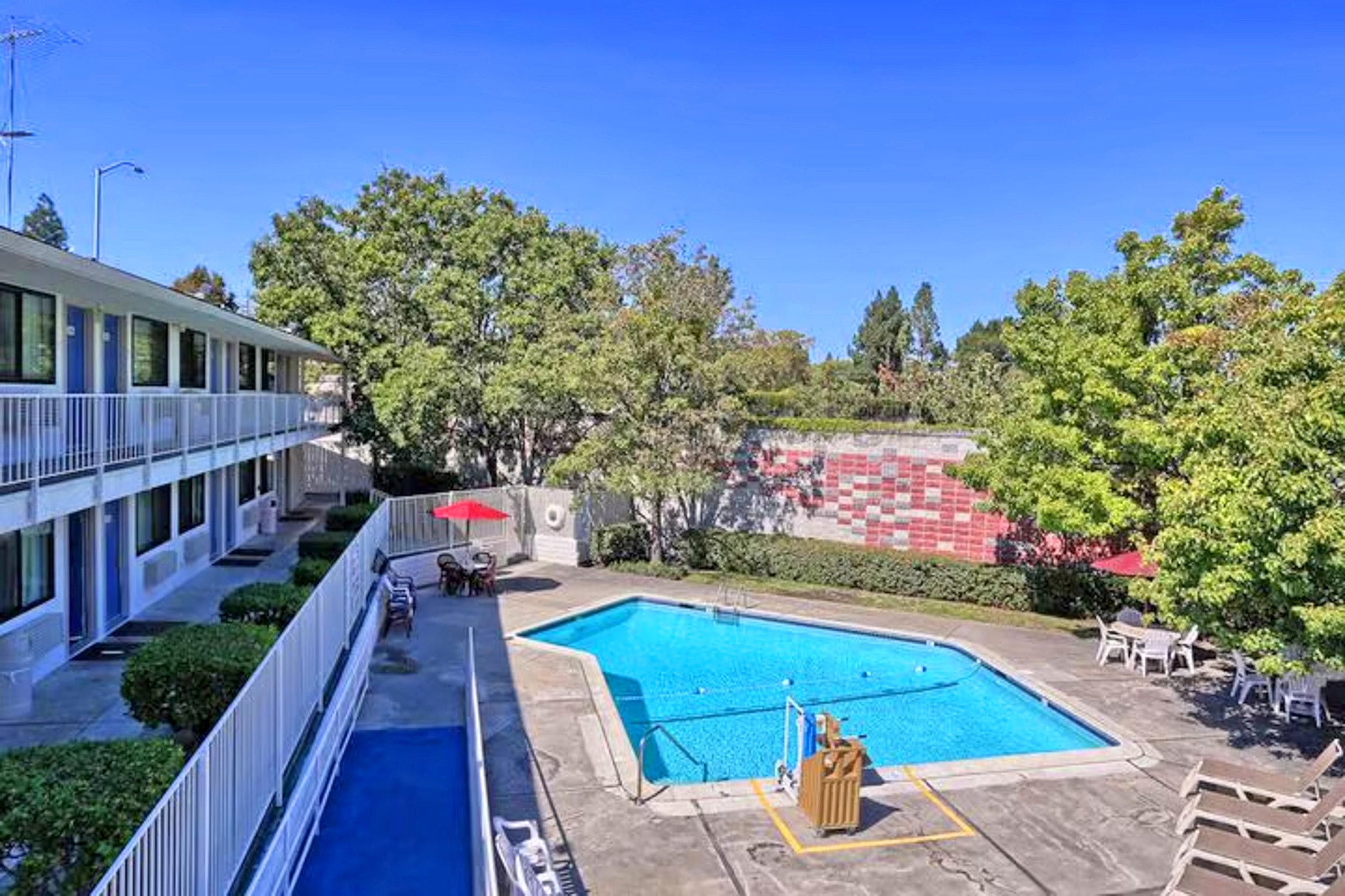 ParkInn_Radisson_Pool_2.jpg
