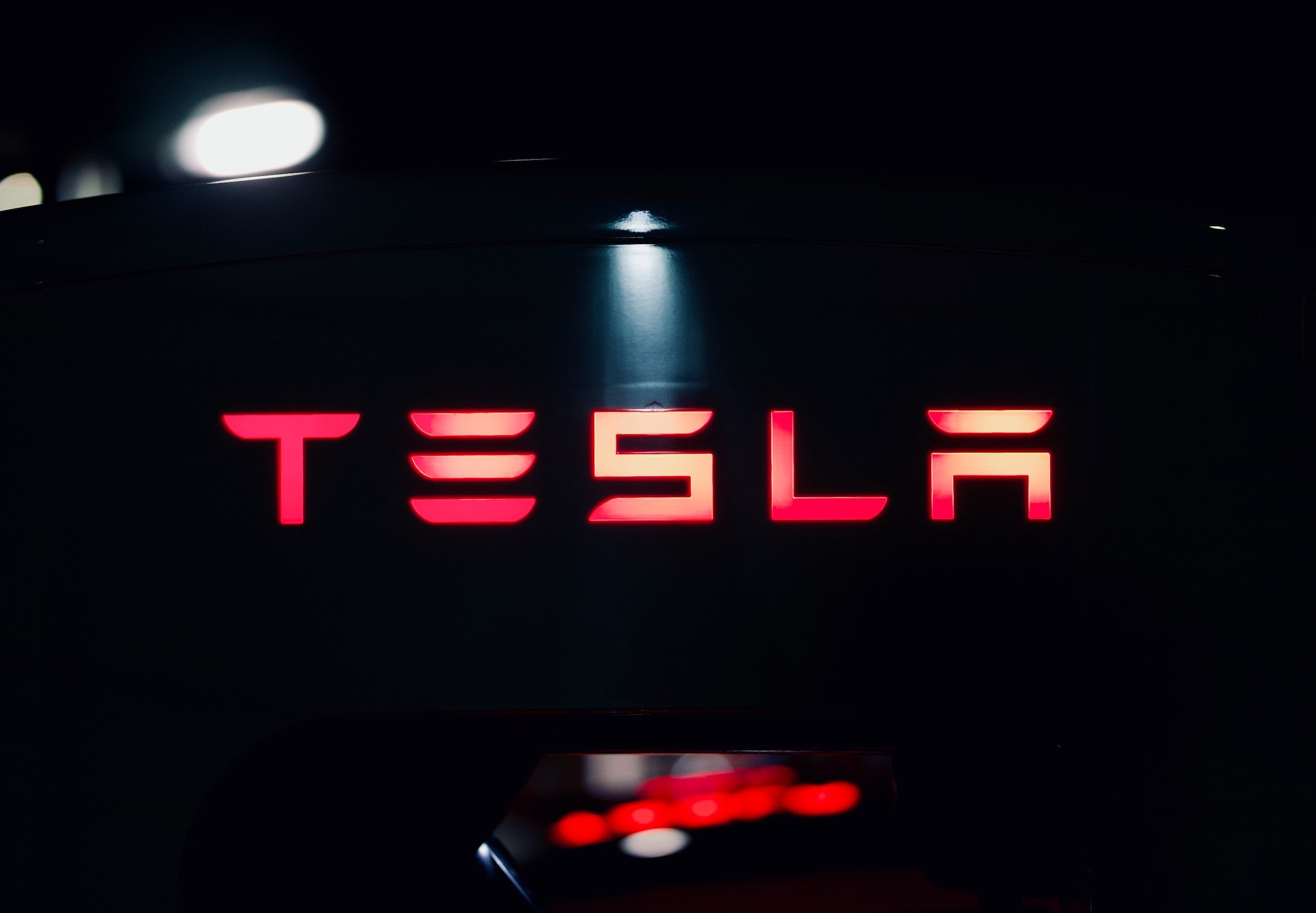 AC/DC Inverter Rivalry: Can Tesla Outshine Enphase?