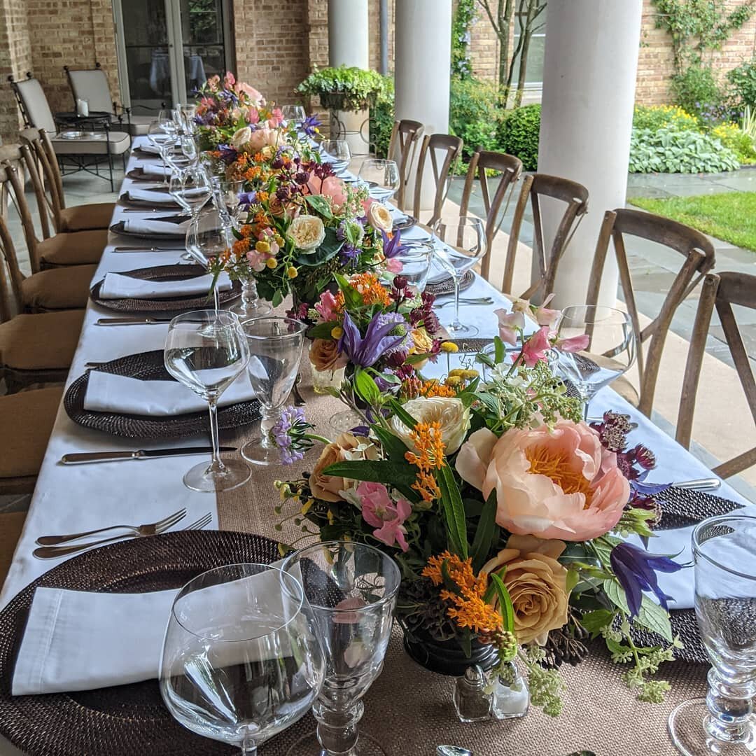 At least once a year, LeAnn sets a table under the portico of her home. She's a generous and thoughtful host, she loves great food, wine, and needless to say flowers! Cheers to another summer party!! 😊
.
Catering: @jandlcatering
.
.
.
.

#houseparty