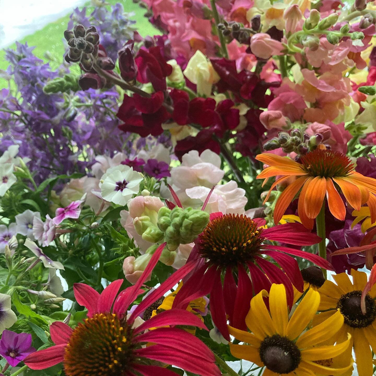 Blossom Hill Farm will be at the Sanford Farmers Market tomorrow, Saturday the 10th from 8-12!  Our &ldquo;Flower Bar&rdquo; is back! Your can choose your own bouquet from our selection of field grown flowers. You get to be the designer!
#sanfordfarm