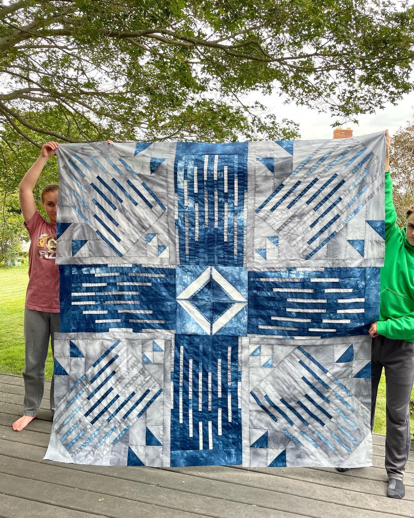 Freyja finished her quilt top for @beyondthebolt.ri &lsquo;s summer challenge.  She hand dyed the fabric herself. ❤️❤️❤️ she modified the Solar Flare Quilt pattern from @alderwoodstudio