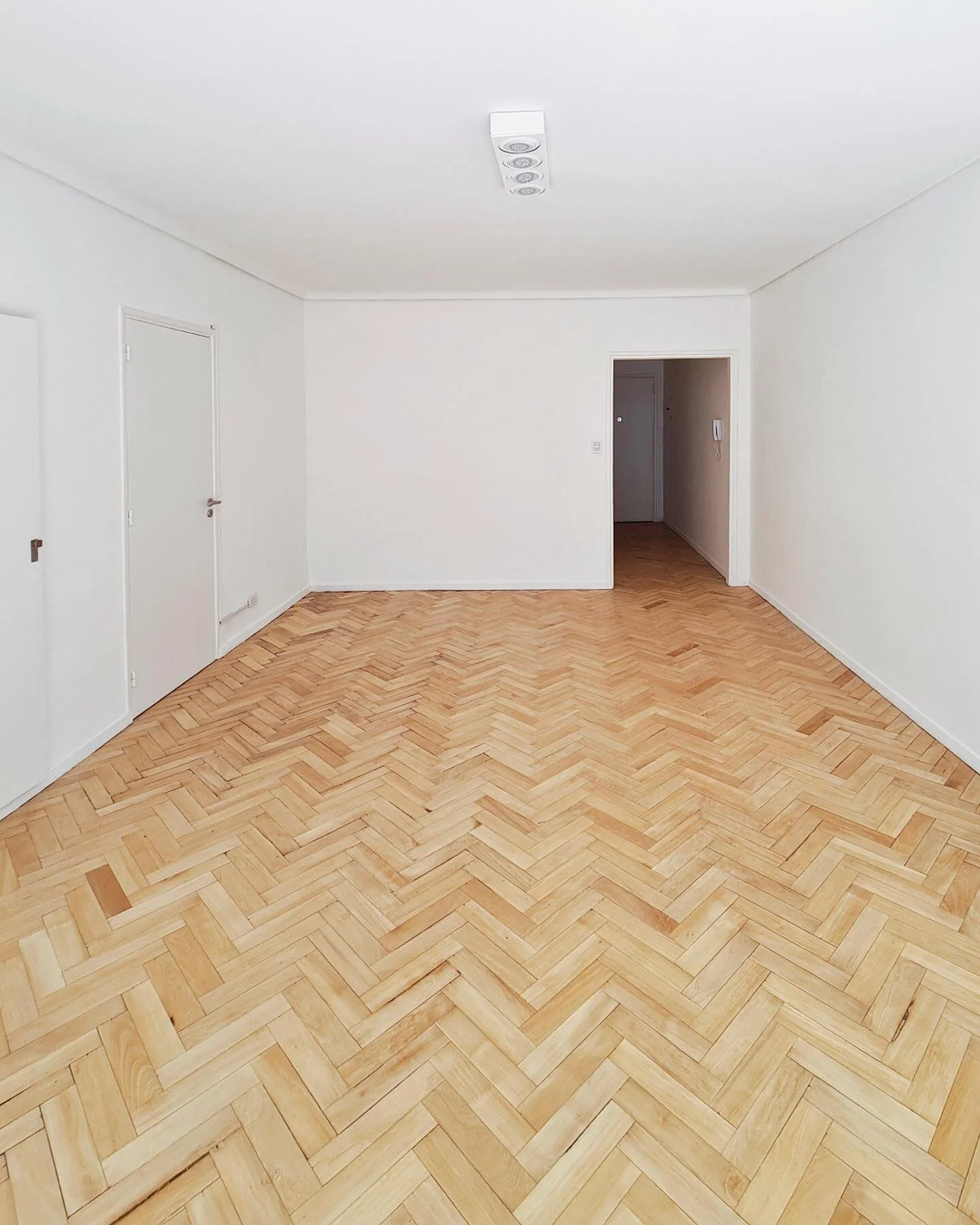 Muchos nos preguntan qu&eacute; implica una reforma estrat&eacute;gica. Ac&aacute; les dejamos un ejemplo de acciones que hacemos en el living. 
Para que la revalorizaci&oacute;n del departamento logre los resultados esperados es clave que sea integr