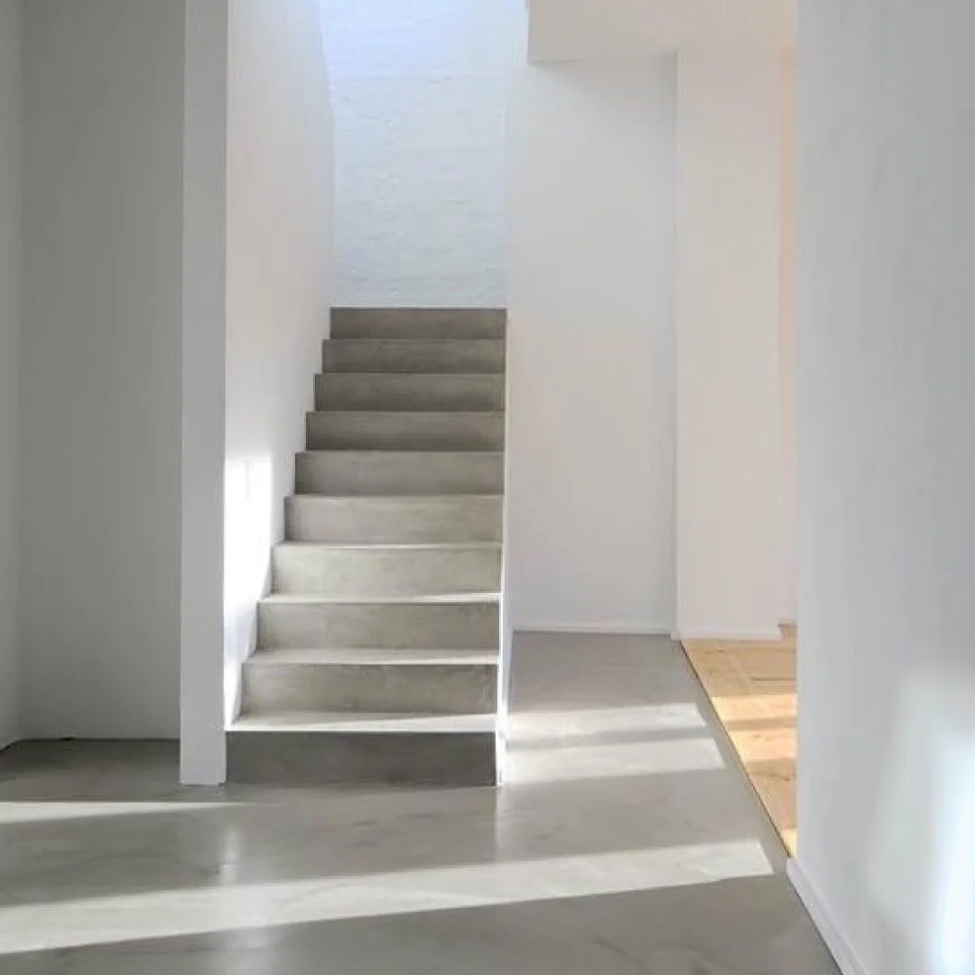 &iexcl;Descubr&iacute; los beneficios del microcemento! 🌟💪

✨ Versatilidad sin l&iacute;mites: se adapta a cualquier espacio, ya sea interiores o exteriores.

✨ Sin juntas visibles: Se aplica de manera continua. Esto no solo aporta una est&eacute;t