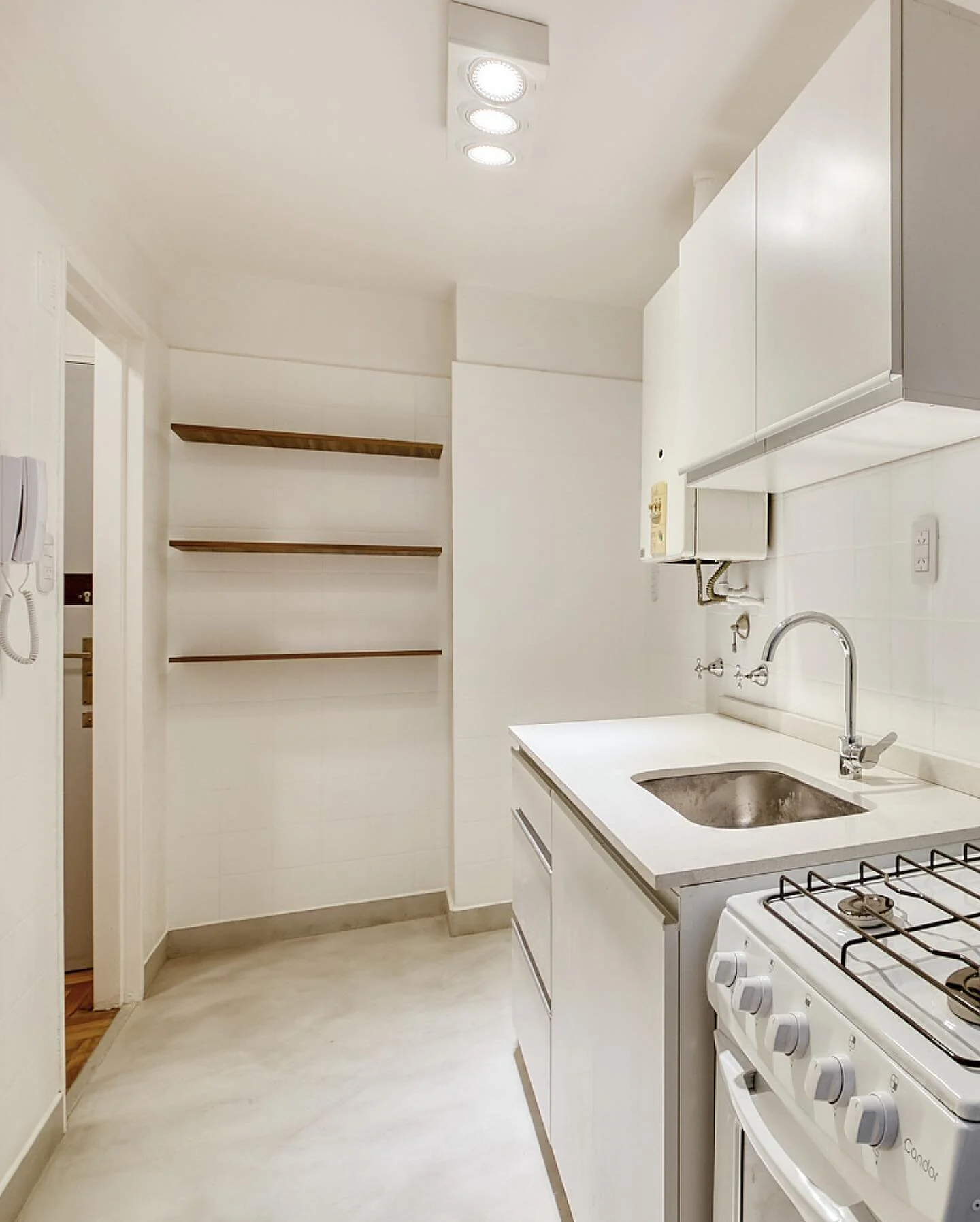 Scalabrini | Reforma estrat&eacute;gica para alquiler

Hoy queremos mostrarles los antes y despu&eacute;s de la cocina de este proyecto. 

A nosotras nos encant&oacute; el resultado! 🙌🏼 &iquest;A ustedes? 
.
.
.
.
.
#realestate #mercadoinmobiliario