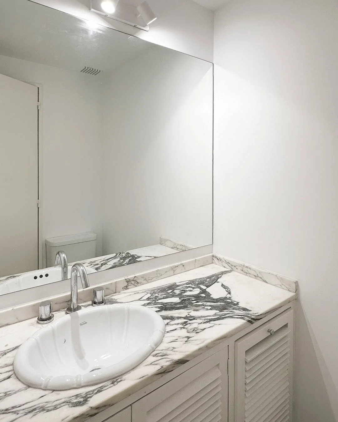 🔄🛠️ Modernizaci&oacute;n estrat&eacute;gica sin demolici&oacute;n: Menos obra, m&aacute;s resultado ✨

En este toilette de la obra Vicente L&oacute;pez logramos una transformaci&oacute;n moderna sin necesidad de demoler por completo. 

Aprovechamos