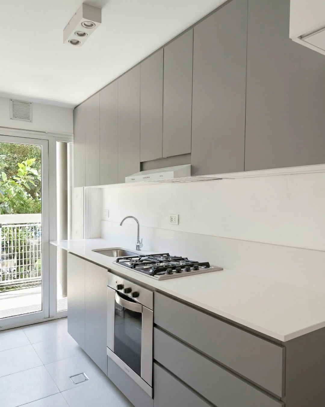 ✨ Una cocina, diferentes terminaciones

 &iquest;Hasta d&oacute;nde puede cambiar un espacio con solo modificar el color de los muebles y la mesada?

Con la ayuda de la IA podemos  ver c&oacute;mo se ver&iacute;a cada variante antes de tomar una deci