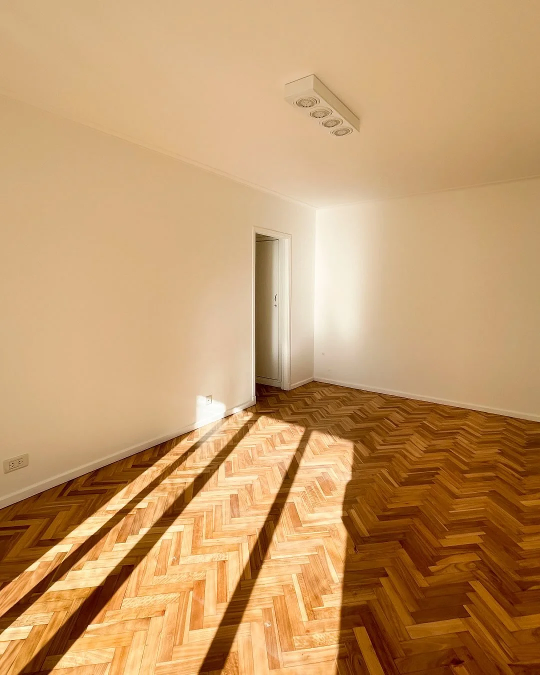 👀 Las fotos que elijas pueden ser la diferencia entre vender o esperar meses

En las im&aacute;genes 1️⃣ y 3️⃣ ves un living revalorizado: 

🎨 pintura renovada, 🪵 pisos pulidos, 🔌 cambio de teclas y tomas, 💡 nuevos artefactos de iluminaci&oacute