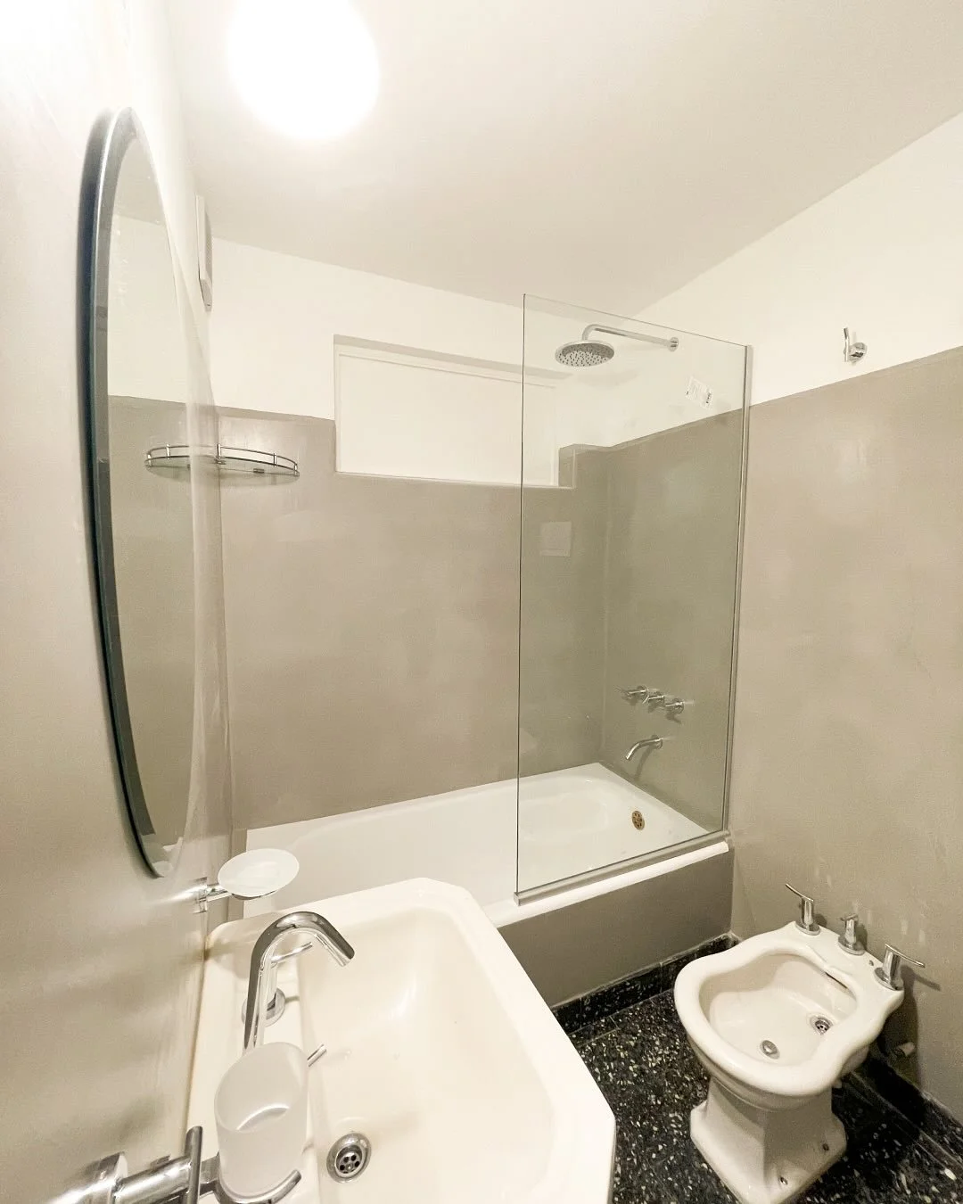 ✨ Un ba&ntilde;o especial para nosotras ✨

Este proyecto en Juli&aacute;n &Aacute;lvarez fue uno de los primeros que hicimos, y le tenemos un cari&ntilde;o enorme 💙.

Sus propietarios nos contactaron con un objetivo claro: revalorizar el depto para 