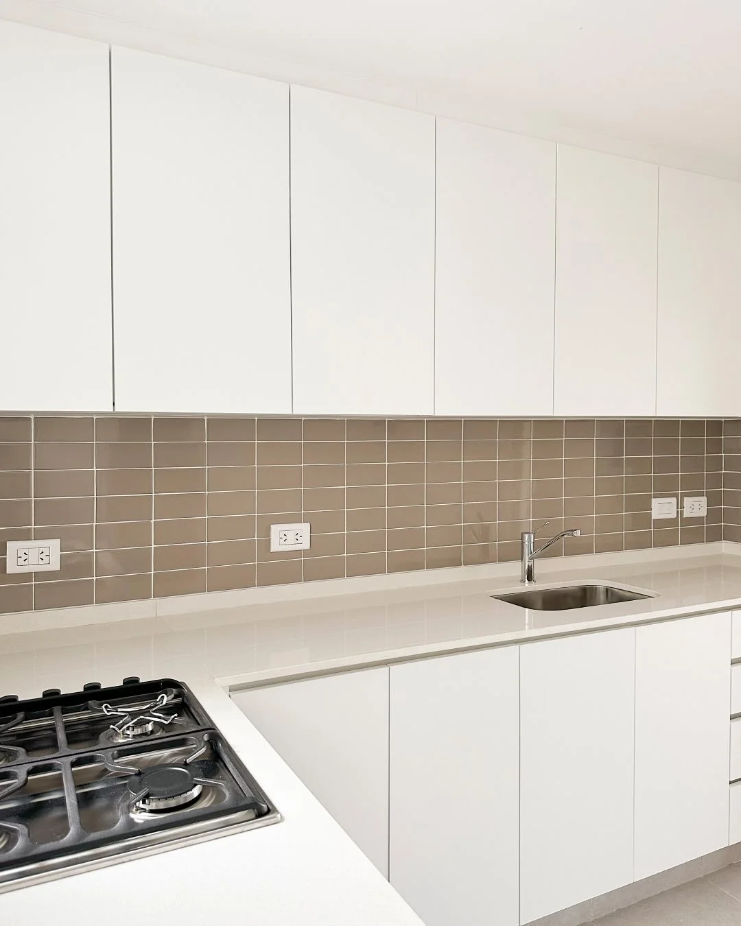 ✨ Una cocina, diferentes posibilidades ✨

En este carrusel,  podemos visualizar c&oacute;mo quedar&iacute;a un mismo espacio con distintas terminaciones, antes de decidir qu&eacute; camino tomar.

👉 Te mostramos la cocina de Marcelo T. en 3 versione