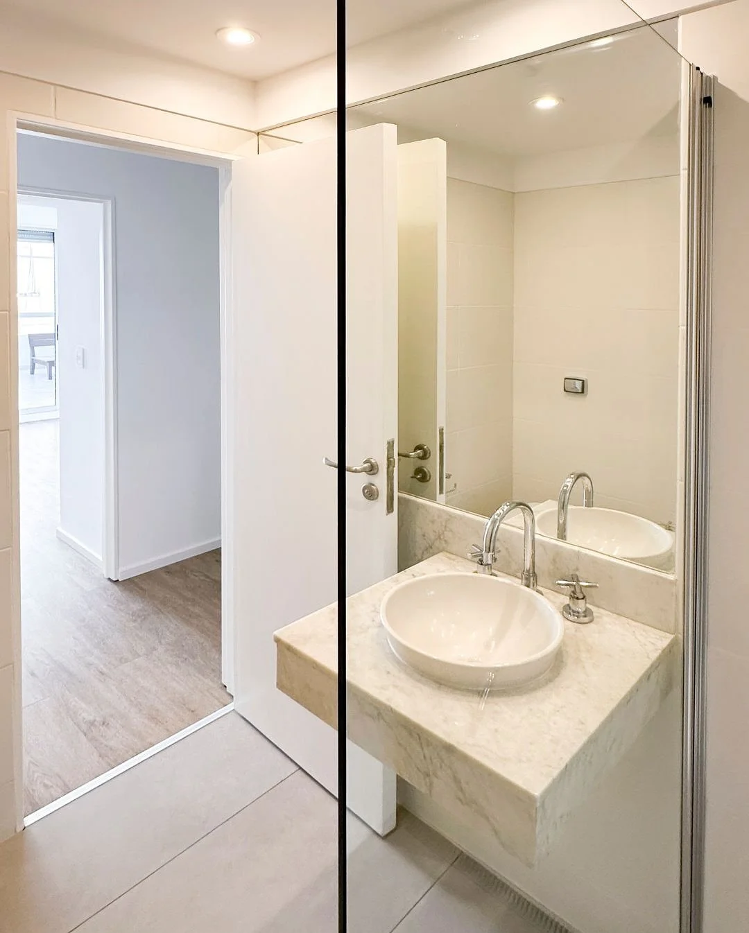 Detr&aacute;s de cada reforma hay una historia.
Esta es una parte de la de Ugarteche. 

Los ba&ntilde;os ten&iacute;an muchas cosas buenas para reutilizar, y algunas otras que era indiscutido que hab&iacute;a que arreglar. 

Ahora, listo para encontr