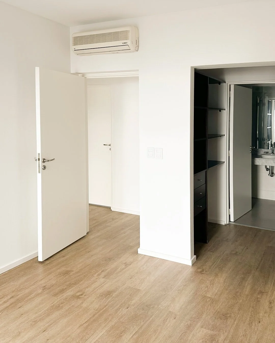 Nada m&aacute;s potente que un buen antes y despu&eacute;s.
No por lo que cambia el espacio, sino por c&oacute;mo cambia la percepci&oacute;n del valor.

Pintura nueva, pisos vin&iacute;licos click y detalles cuidados.

Peque&ntilde;as intervenciones