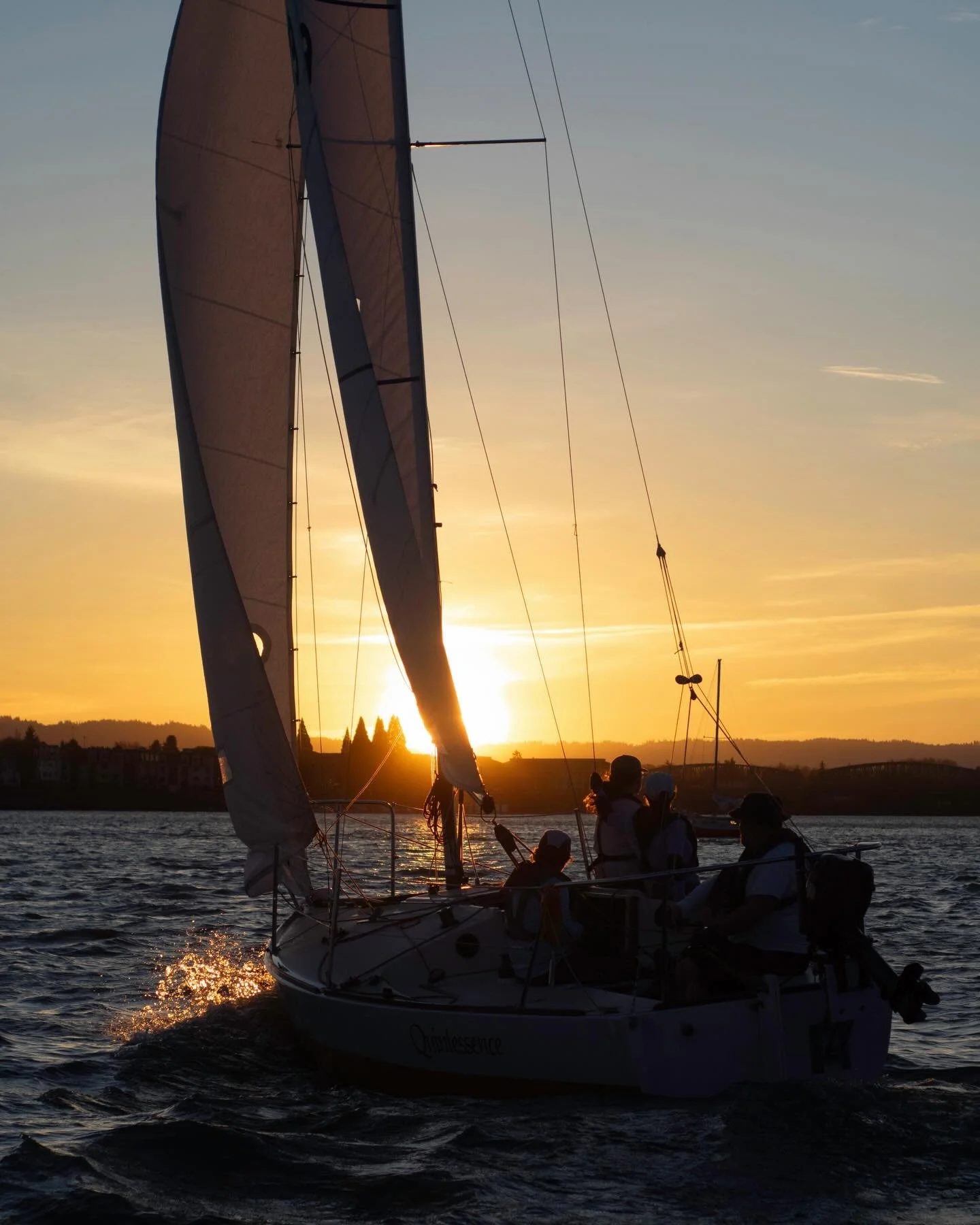 A beautiful Monday race night at Island Sailing! 

The warm week we just had created a special night out on the water. Every Monday night (and soon to be Thursday&rsquo;s with the SYSCO Series starting soon) our fleet of J-24s take to the Columbia. 
