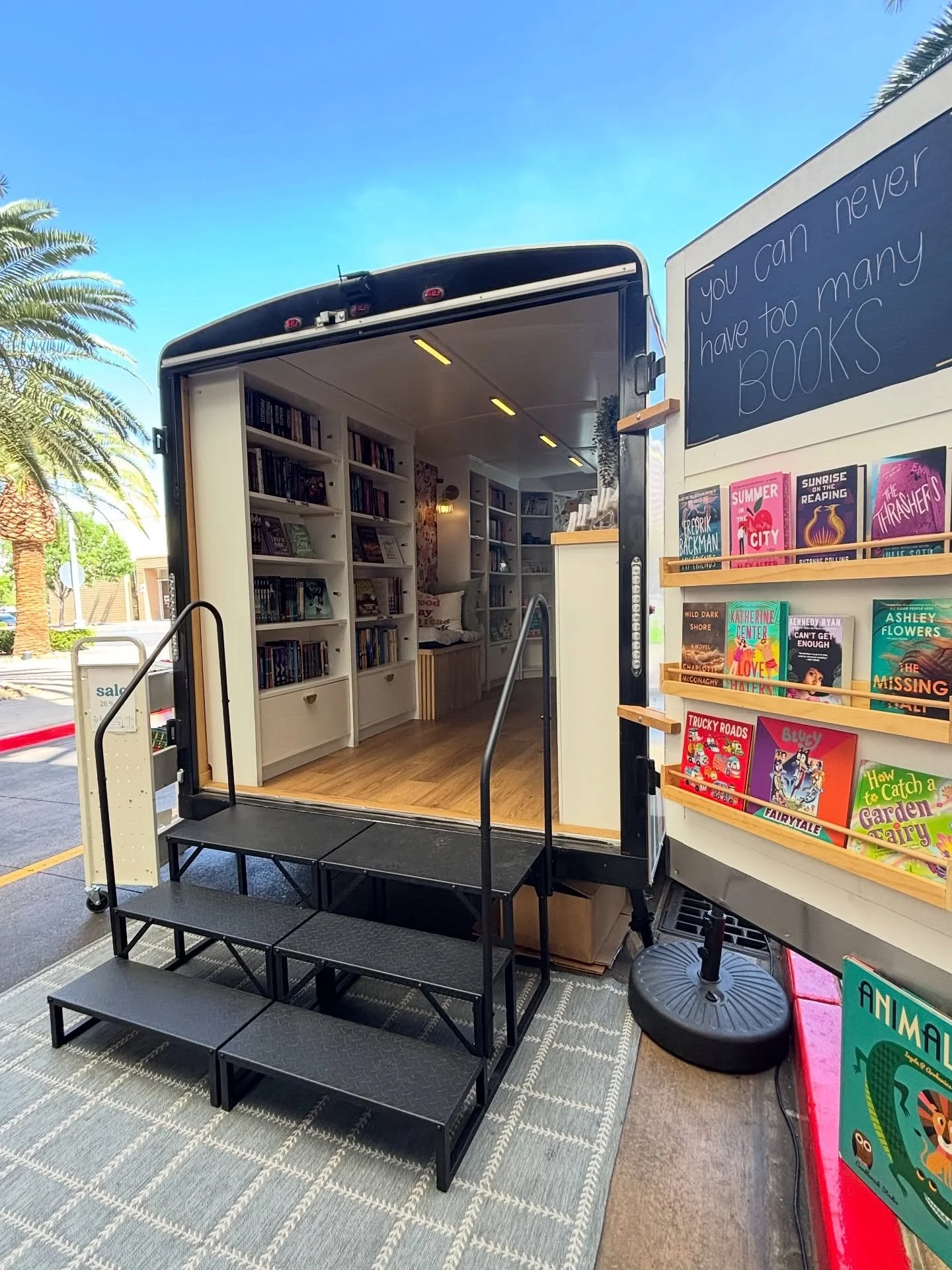 @thebookshelf.vegas is popping up tonight at @thegatheringplacelv 🎉💕 from 6-7pm!

All are welcome to shop and for the first time ever we will have ALL three book club books we&rsquo;re reading for next month available 🎉🙌🏼✨

Come shop our favorit