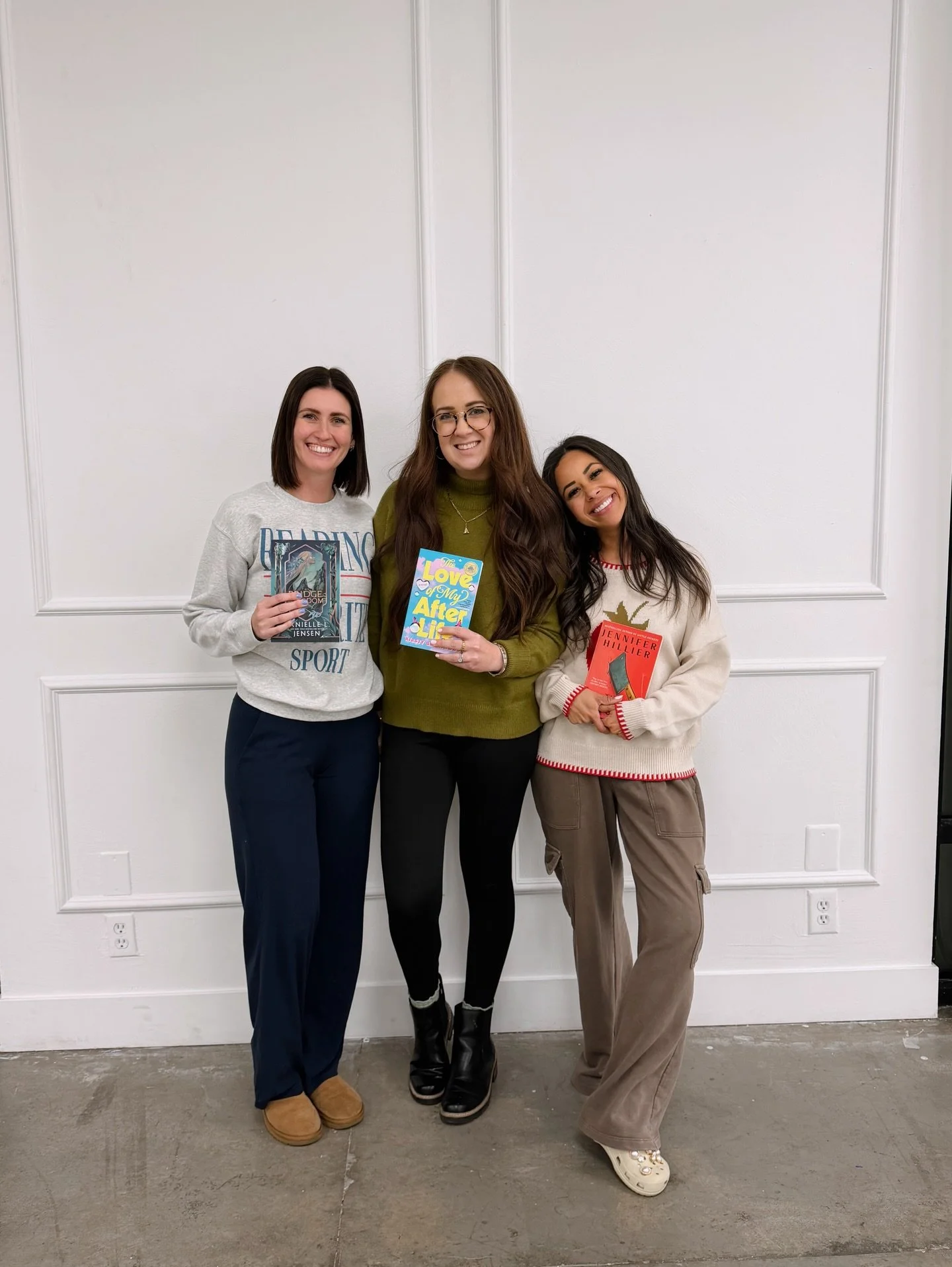 BOOK CLUB IS COMING!!! 📚📖📕
We&rsquo;re less than a week away from book club but still plenty of time to red your fav book genre and join us THIS THURSDAY! 

📖 Hidden Pictures (Thriller) with @kelsieishappy 
🌿 Shield of Sparrows (Fantasy) with @j