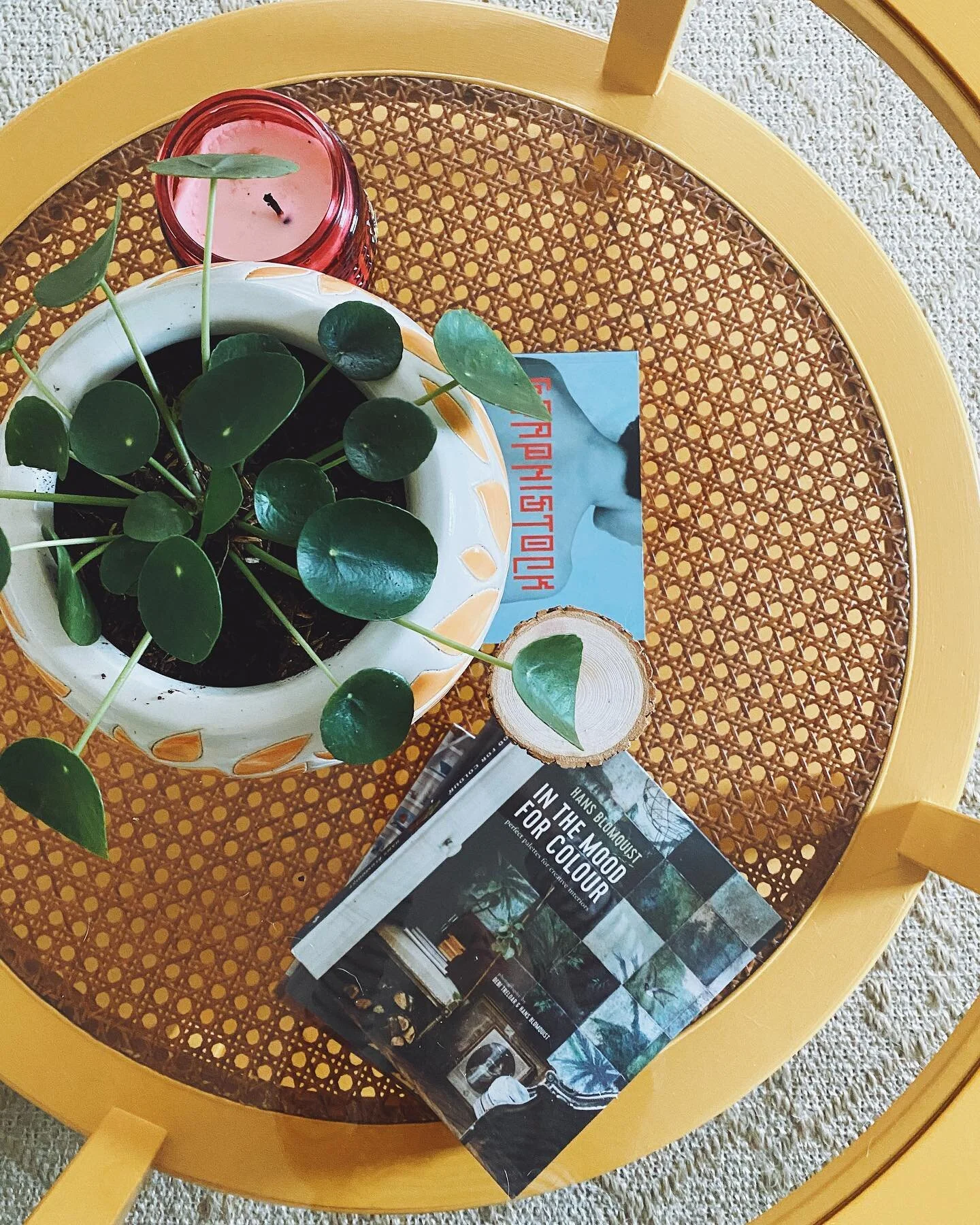 This afternoon *WHISTLE*... WFH Day ???... *WHISTLE* Champions League broadcasts in the *WHISTLE* background... 

😐🤷🏻&zwj;♀️💛
@calebesque 

#thewaylifeshouldbe #wfhstyle #designinthedetails #everydayinspiration #myhomevibe #greenterior #apartment