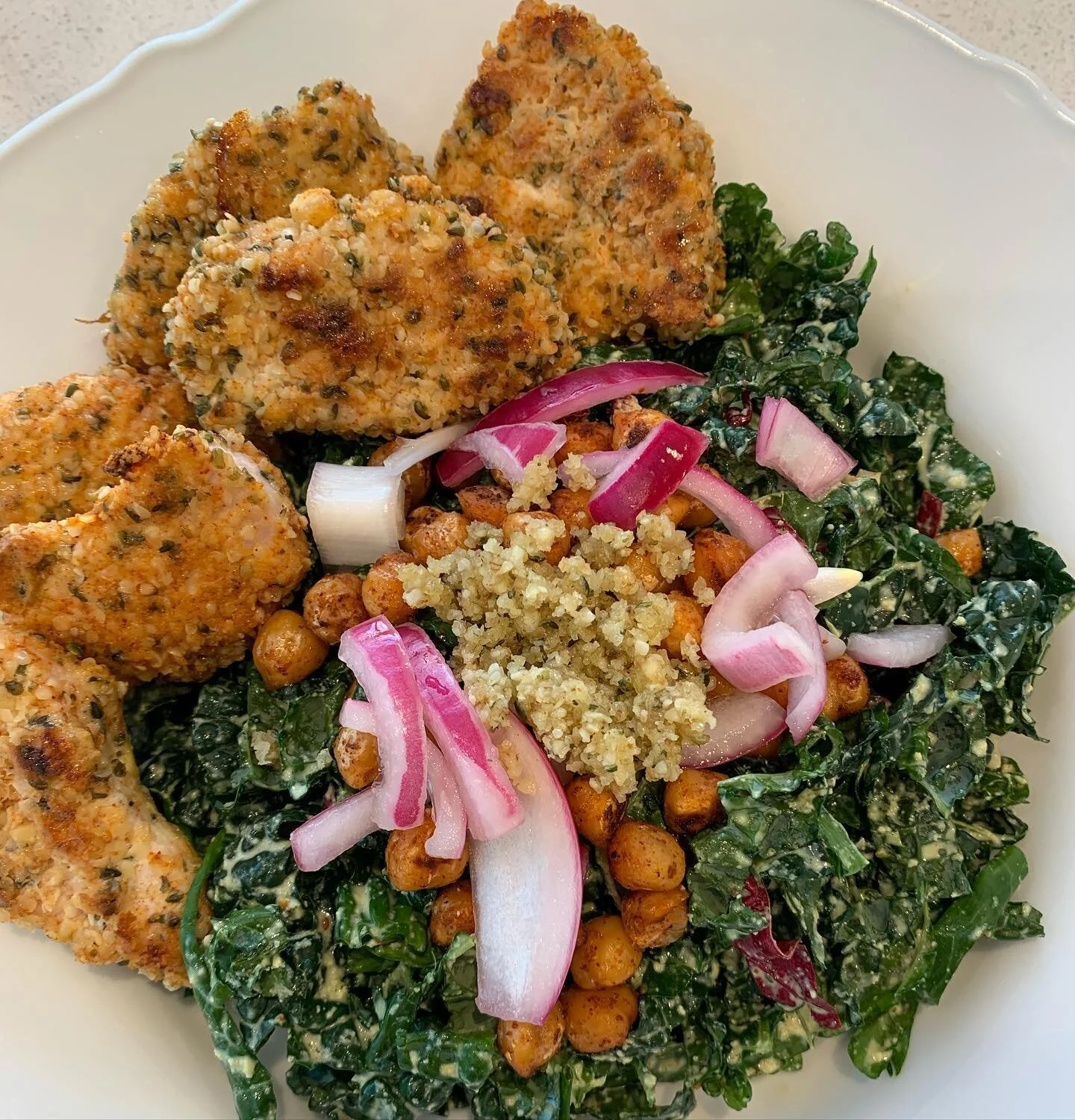 CHICKEN FINGERS: ⁣
⁣
I grew up a chicken finger fanatic. Probably consuming about 5x per week! Re-making the classic with a healthy twist!! Ps. These are amazing to prep on a Sunday and throw into a salad during the week! ⁣
⁣
INGREDIENTS: ⁣
⁣
- chick