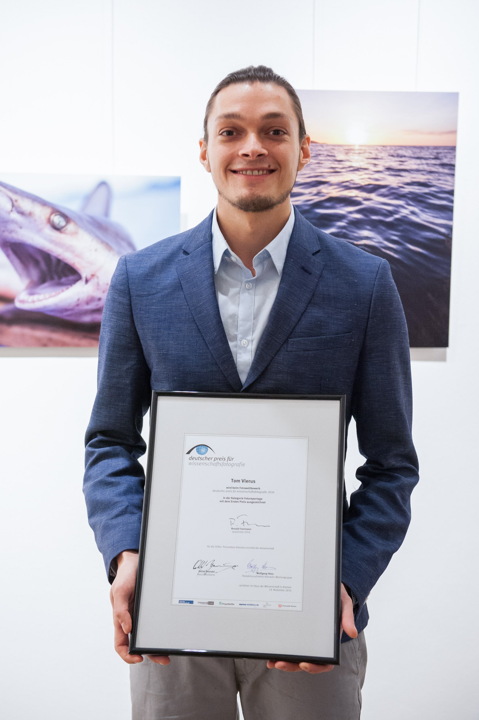 Tom Vierus with the German Prize for Science Photography, awarded for his photographic work documenting shark research in Fiji.
