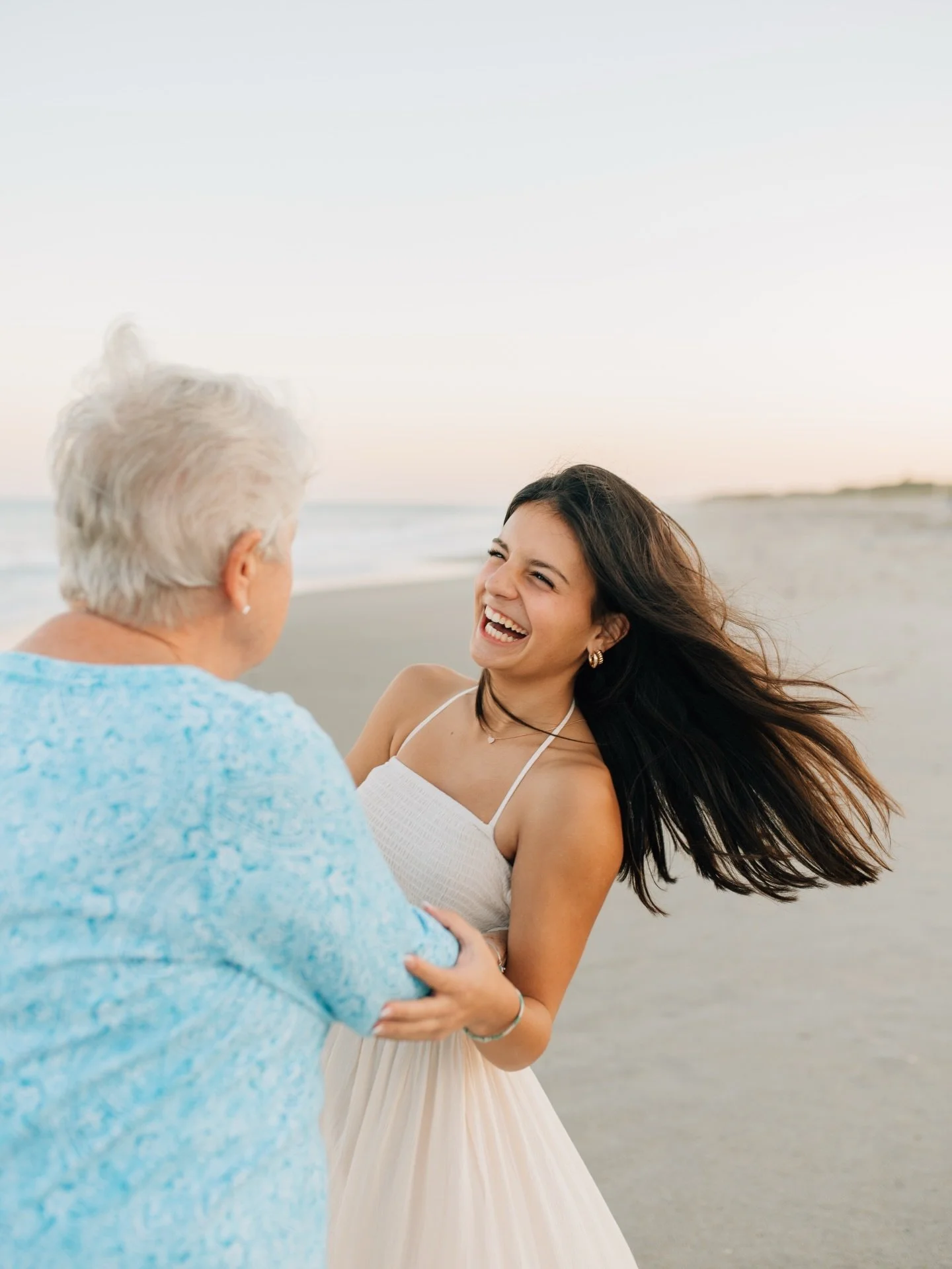 When you go on vacation to Florida, don&rsquo;t forget to book the photo sesh on the beach. Loveeee all of the new families I&rsquo;ve met over the past couple of weeks! Cup filler for sure! 🌊 🫶🏻
.
.
.
.
.
.
.
.
.
.
.
Keywords 🏷️: family beach se
