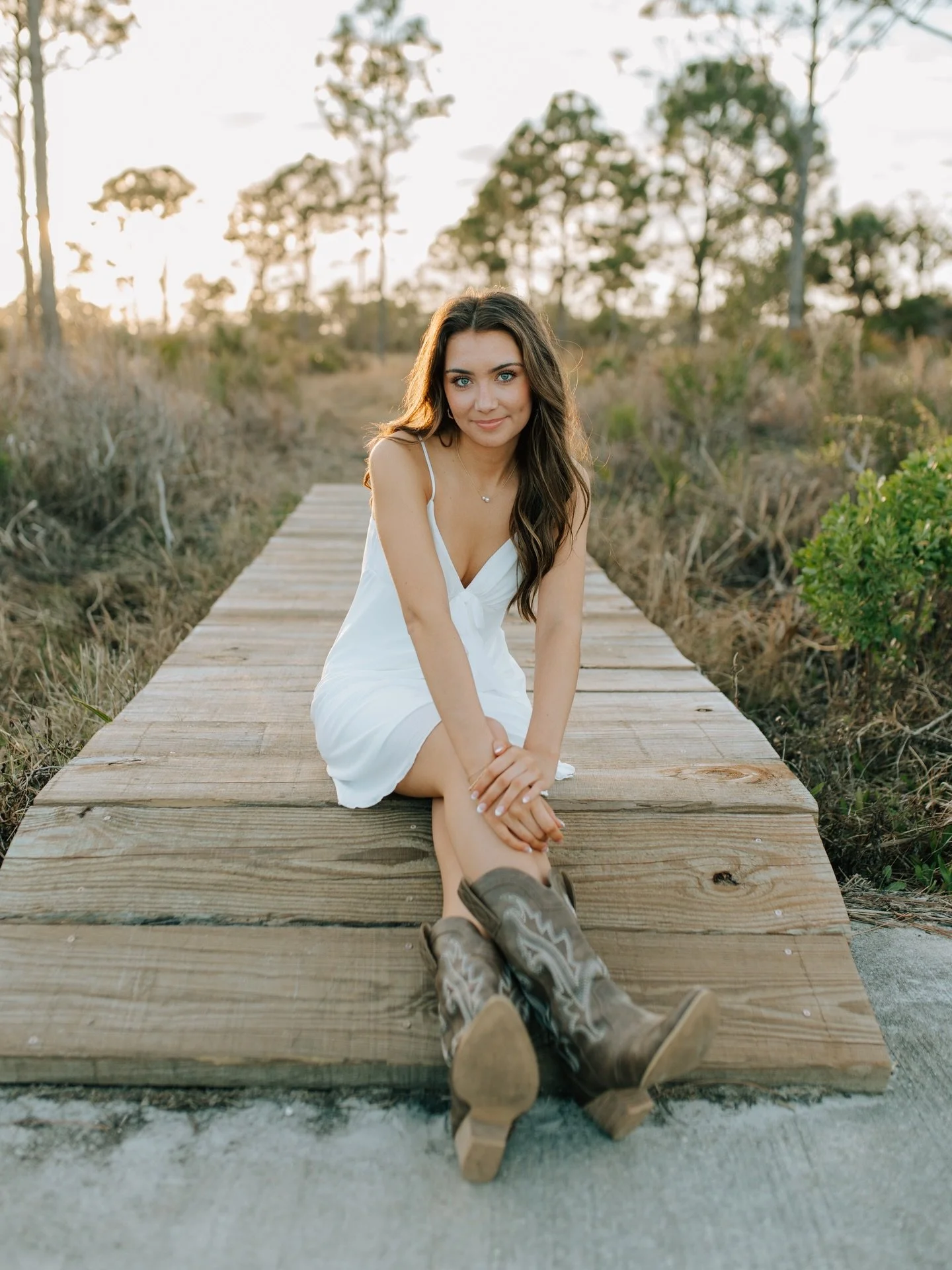 I am LIVING for these golden hour sunsets and senior girls in boots! And Callie&hellip;geesh she is just breathtakingly beautiful. 🎓✨
.
.
.
.
.
🏷️ golden hour senior session, rustic senior photos, sunset senior portraits, country senior vibes, cowb