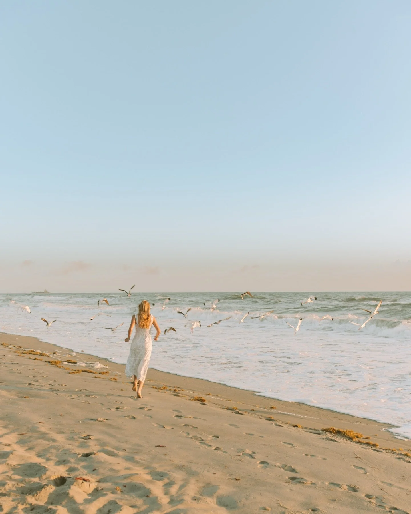 There&rsquo;s something so beautiful about a calm and quiet sunrise senior session on the beach. Simple&hellip;in the prettiest way. And Cailyn? She&rsquo;s that kind of beauty. ✨

.
.
.
.
.
.
.
🏷️ senior photos | beach senior session | sunrise sess
