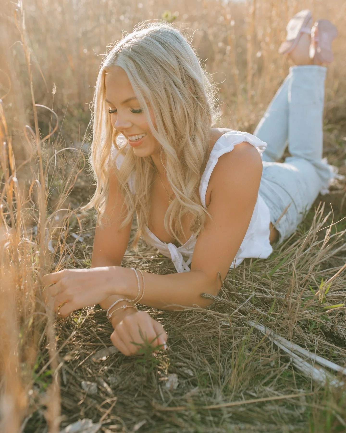 Peyton in a field at sunset with the prettiest glow ✨
.
.
.
.
.
.
.
🏷️ golden hour senior photos | sunset senior session | field senior portraits | glowing light photography | dreamy senior photos | warm tones aesthetic | natural light photographer 