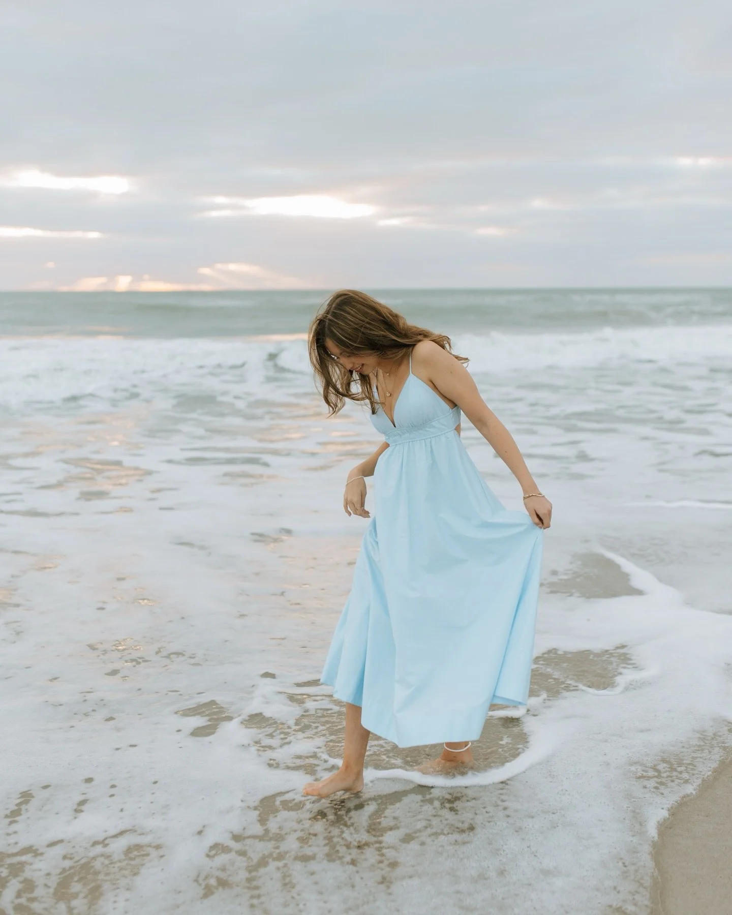 Incase you ever stressed about a cloudy sunrise&hellip;here&rsquo;s proof that it&rsquo;s equally beautiful. And don&rsquo;t get me started on how gorgeous and graceful Lily is&hellip;gahhhh!!! 
.
.
.
.
.
.
.
🏷️ cloudy sunrise, moody sky, Florida su