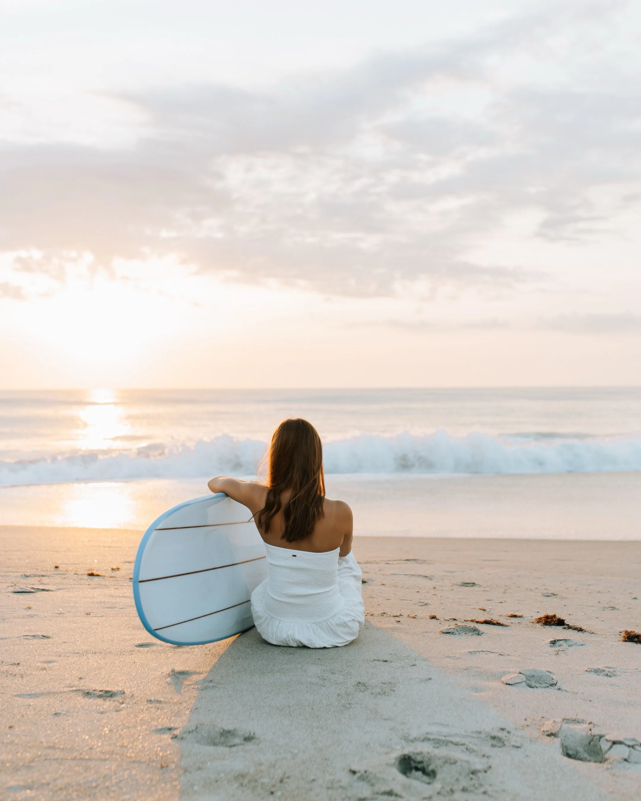 Honestly? My number one piece of advice for senior sessions&hellip; Bring your vibe. Your music. Your style. Your surfboard. Your laugh. The magic is never in trying to look like everyone else&hellip; it&rsquo;s in looking like you. And Elena&hellip;
