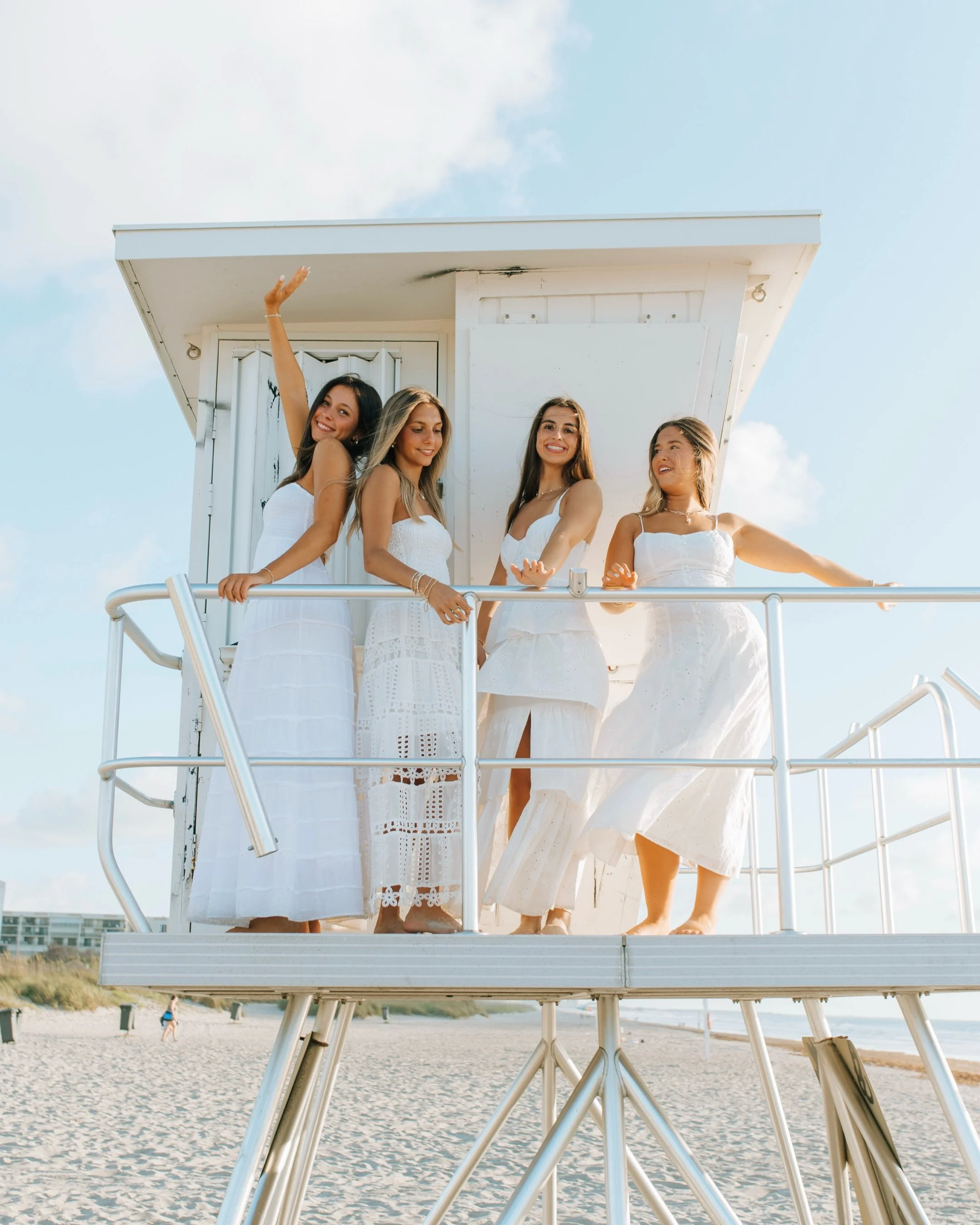 If you&rsquo;ve been waiting for an invitation for a girlie date&hellip;here it is. Book the bestie session! I mean just LOOK! The cutest! 
.
.
.
.
.

🏷️ golden hour besties | sunrise session | beach besties | best friend photos | florida photograph