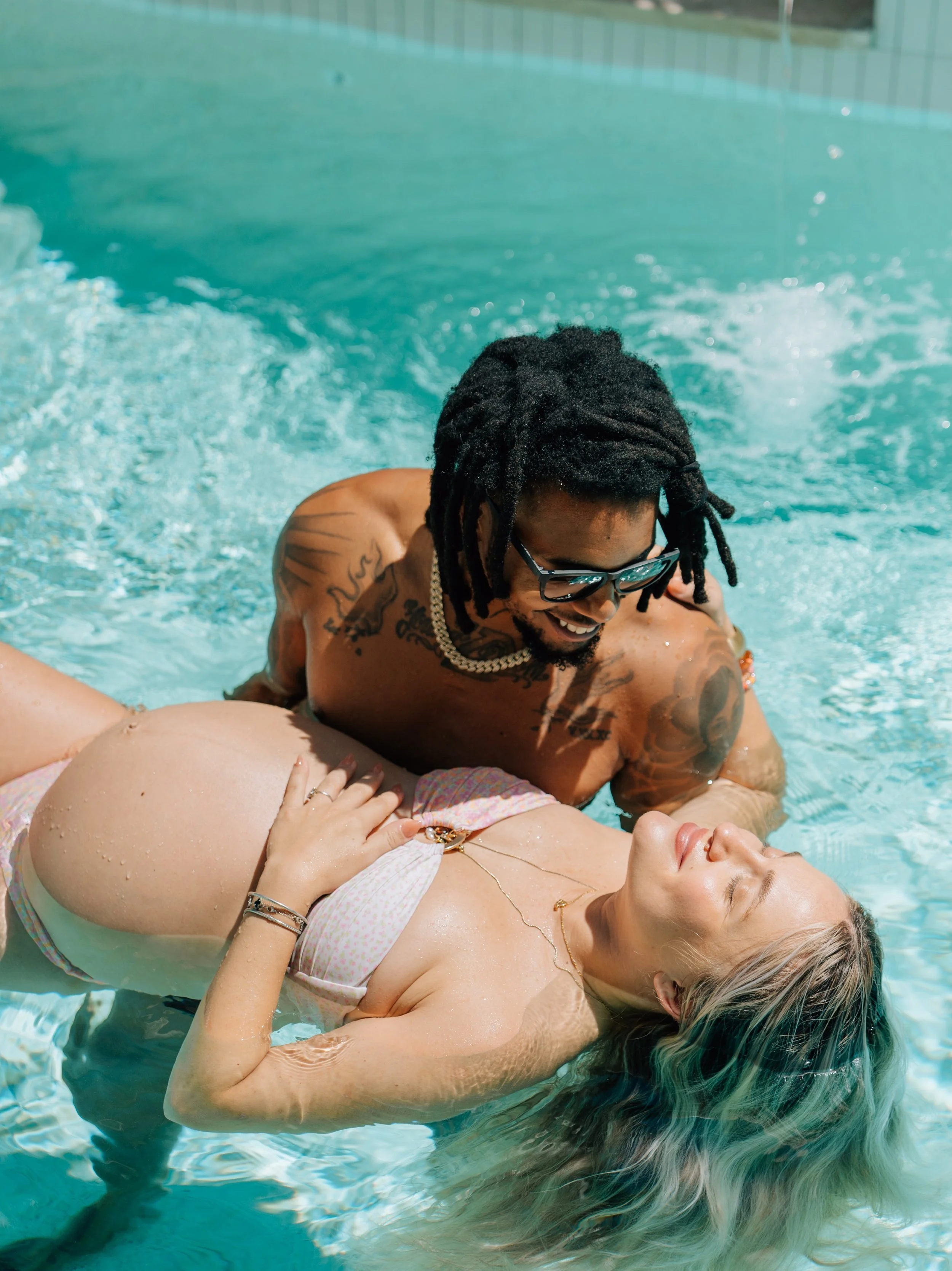 Playing in the sink, running around the kitchen, floating in the pool, swaying in the hammock&hellip;ummm who said an in-home maternity session means sitting on your bed the whole time? 😂🤍

Pics taken at: @thestoryhoodco retreat
Hosted by: @alittle
