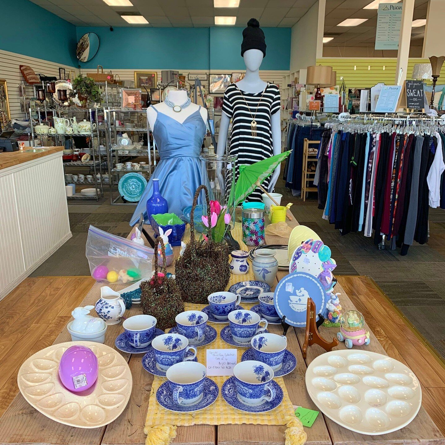 Spring is officially in store today 💐 Stop by to shop festive decorations, pastels, florals, and so much more! 

#youthhomes #youthhomesthriftshop #shopsecondhand #bayareathriftshop #thriftshop #thrifting #supportyouth #supportfosteryouth #bayareafo