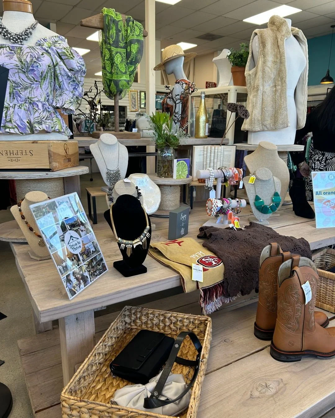 There's a little bit of everything at Youth Homes Thrift Shop 👗📿🎃🧤 Even a bit of holly and jolly!☃️ Join us in the shop today where every dollar makes a difference to local youth.

#youthhomes #youthhomesthriftshop #shopsecondhand #bayareathrifts