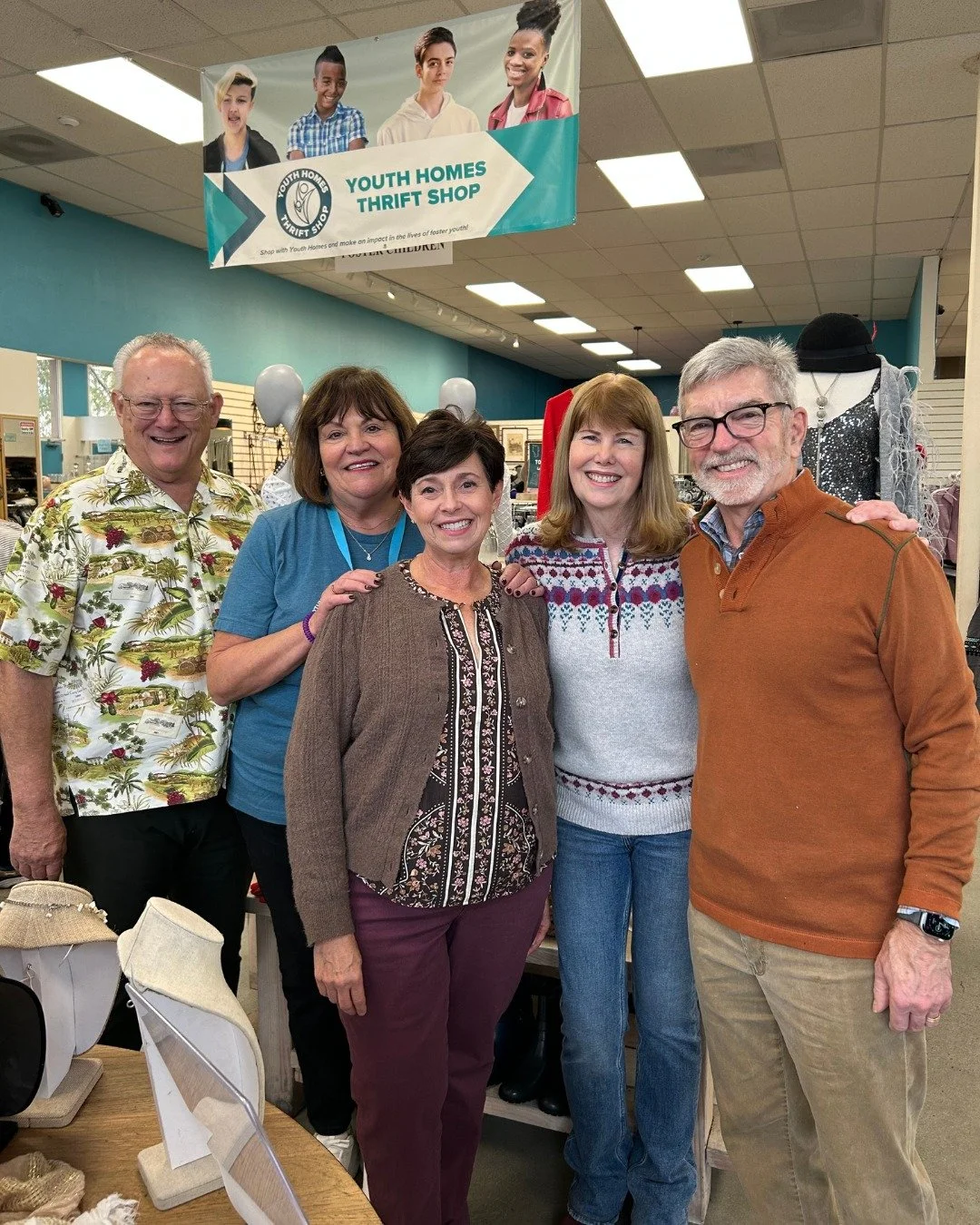 No holiday table comes together without the incredible volunteers who work side by side to create our beautiful displays. From nutcrackers to snowmen, carolers to Santa, it's always fun to see how everything comes together ☃️ 

This weekend, the wond