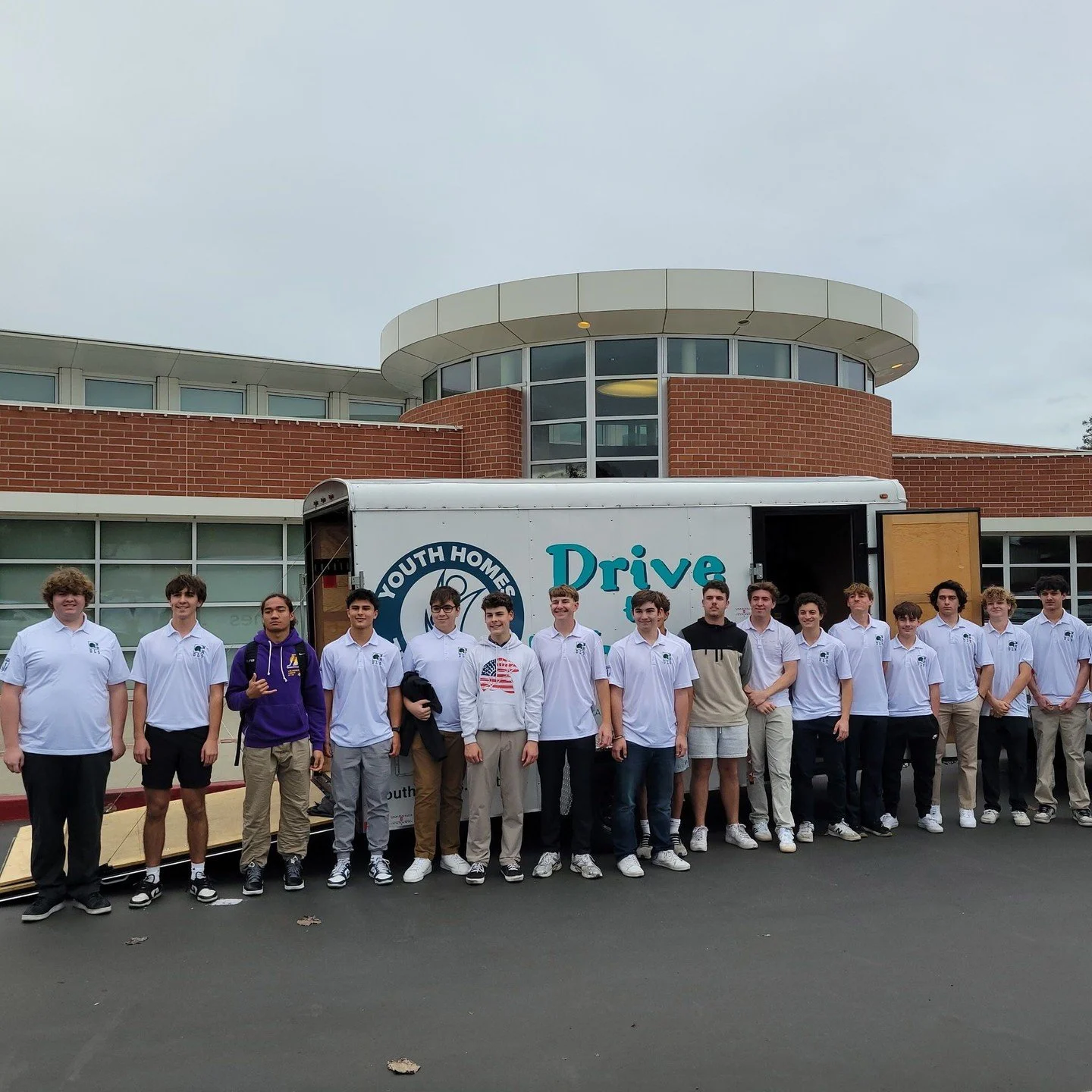 A huge thank you to @dlshs.concord for running another incredible donation drive for us 📦 Students gave up their Sunday to collect items for the shop, and by the looks of these happy smiling faces had a great time doing it. This generosity and commu