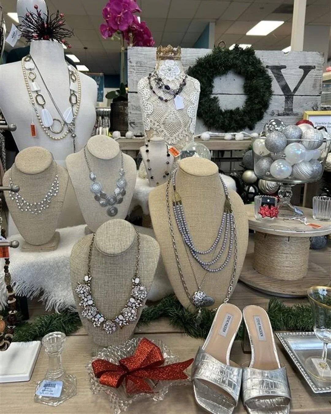 If you still have halls to be decked and trees to be trimmed, Youth Homes Thrift Shop has you covered! 🎄 Stop by to grab last minute gifts, decorations, and holiday party outfits 🧣 We've got it all for unbeatable prices at the shop that makes a dif