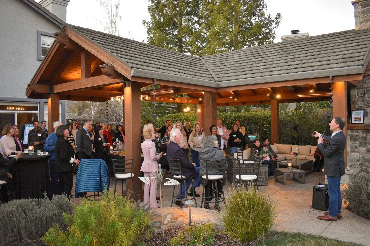 When you gather a group of people who all share a common mission, put them in a beautiful space, and tell meaningful stories, you end up with a delightful evening of connection and inspiration - also known as our "Share The Love" event 💐

