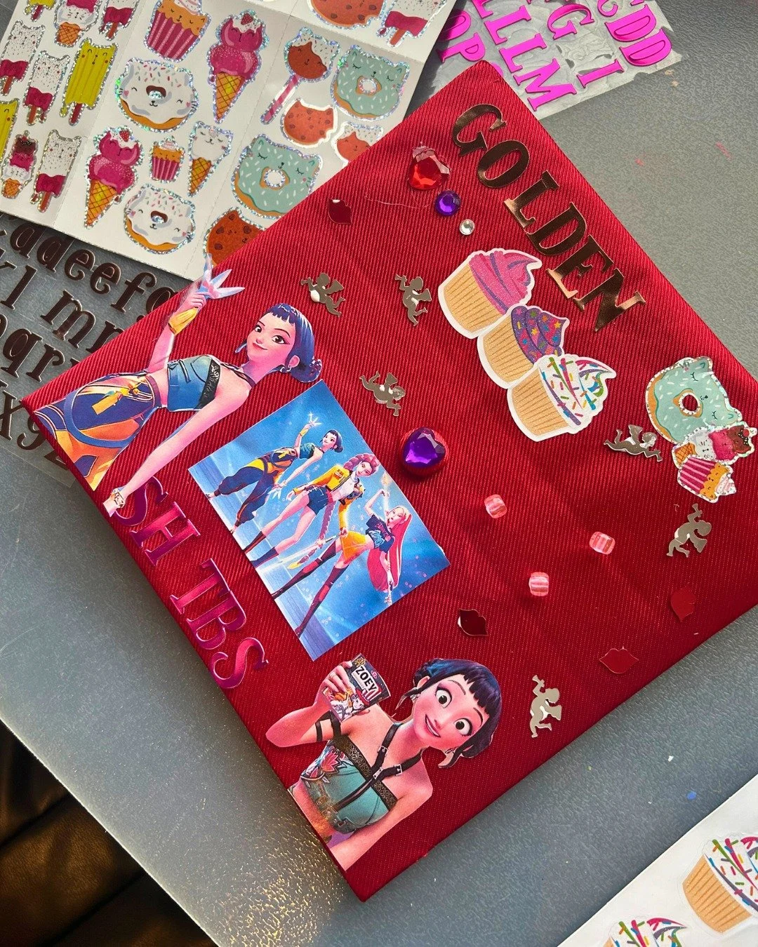 If anyone's looking for graduation cap inspiration, just ask our clients! 7 year old Lucy* joined our Therapeutic Behavioral Services slamming doors, throwing objects, and hitting her siblings. Through her hard work with her TBS provider, she graduat