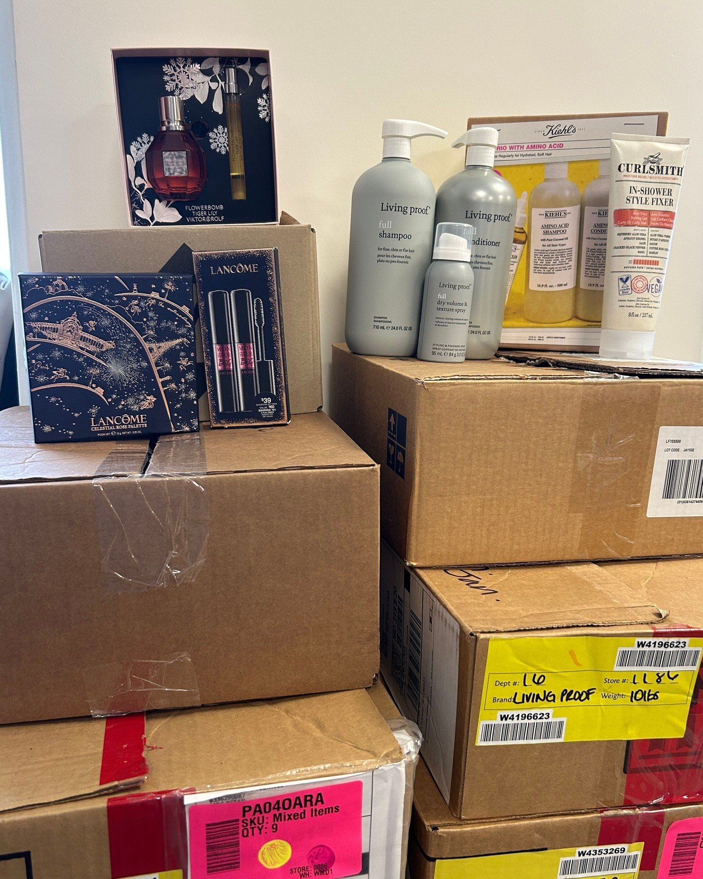 Did someone say #SelfCareSunday? 💅 HUGE shoutout to Sydney Paige Foundation for this generous donation of 400 hygiene and beauty items from incredible brands like Living Proof, Lancome, Kiehls, and so many more. We are so grateful that our youth wil