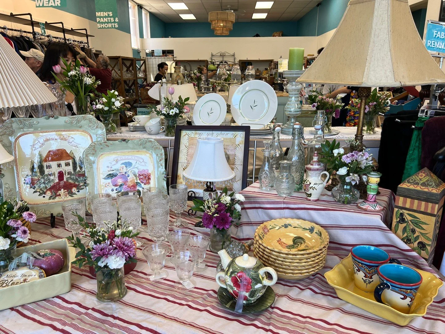 They threw it out. We made it magical ✨

The shop looked and smelled delightful on Saturday as we put out beautiful bouquets in thrifted vases for all the special mother figures - for only $5! Proof that thrifted finds beat new and overpriced every t