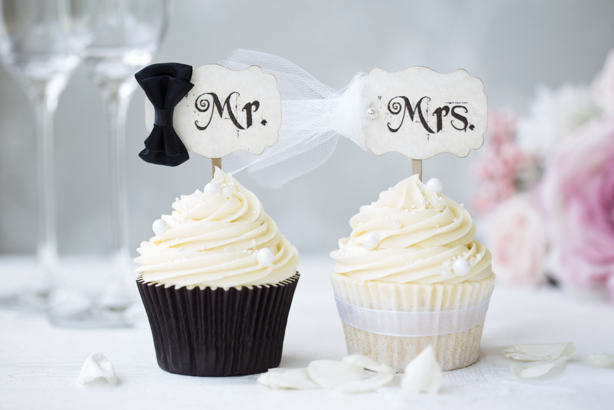 Cake vs Cupcakes vs Cookies: What’s Right for Your Wedding?